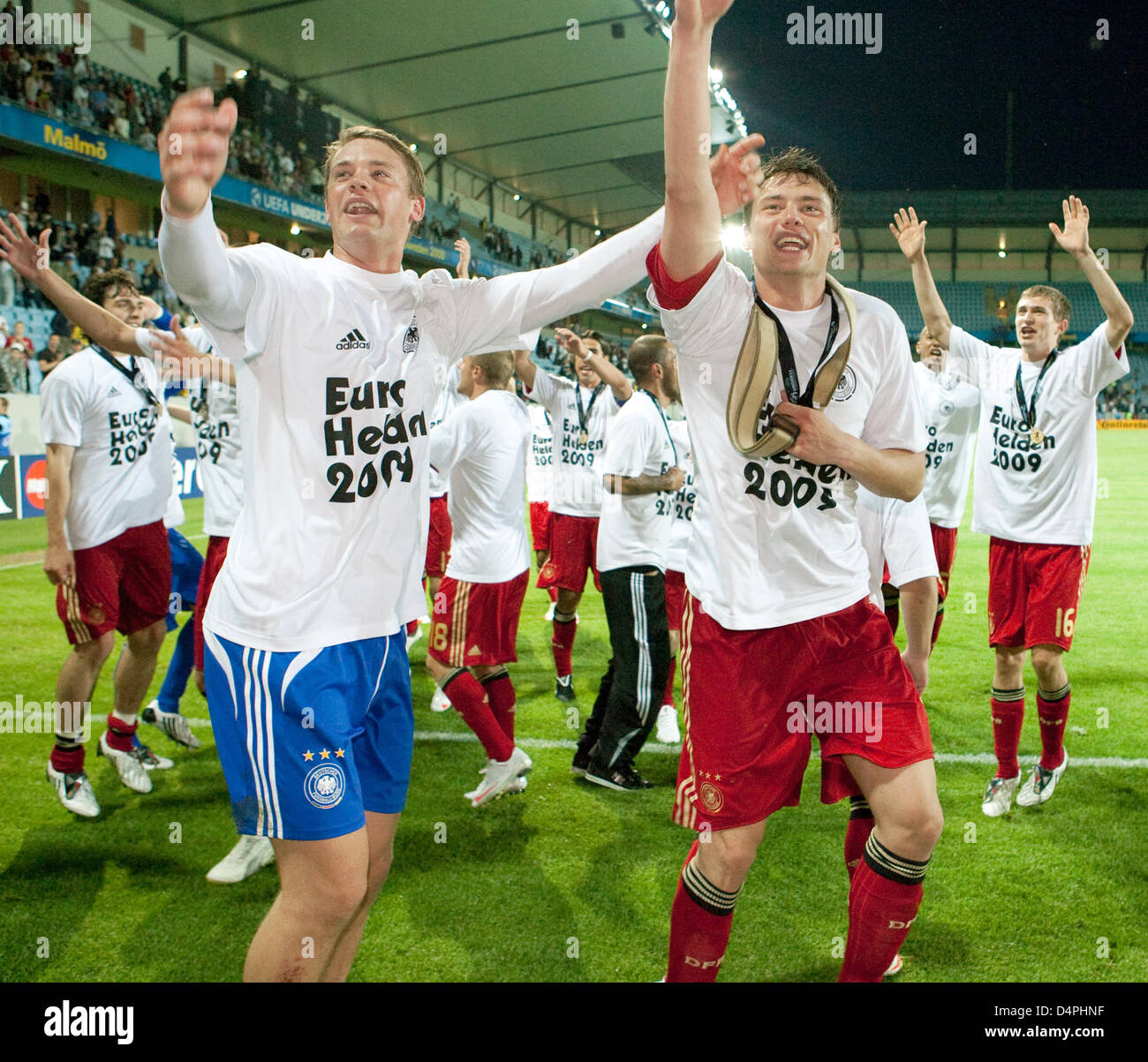 Sinsheim, Germany. 18th Oct, 2013. Hoffenheim's Kai Herdling (R) and  Leverkusen's Sebastian Boenisch debate after the Bundesliga soccer match  between 1899 Hoffenheim and Bayer Leverkusen at Rhein-Neckar-Arena in  Sinsheim, Germany, 18 October