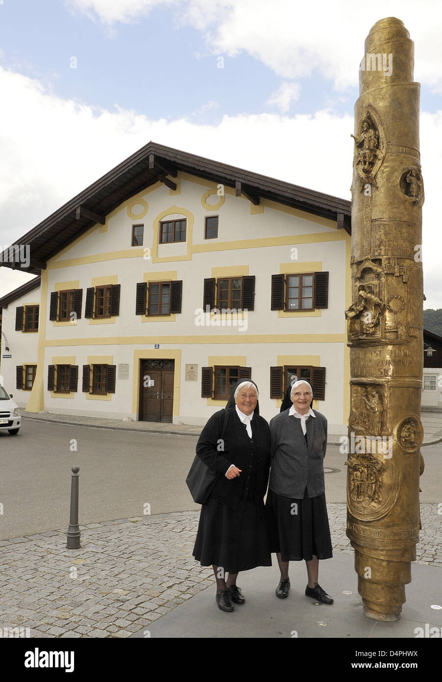 Two nuns stand next to the Benedict Column by artist Joseph Neustifter (Eggenfelden) in front of the birthplace of Pope Benedict XVI in Marktl, Germany, 04 June 2009. The pope was born on April 16 1927 as Joseph Ratzinger. Photo: Ursula Dueren Stock Photo