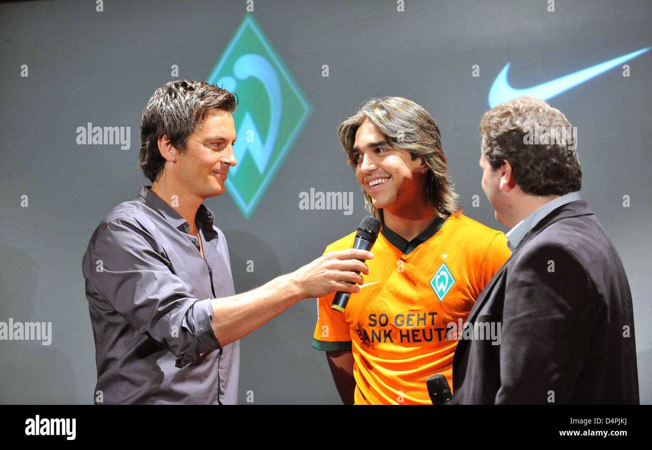 Marcelo Moreno, new player of German Bundesliga club Werder Bremen, talks to Sky moderator Sebastian Hellmann (L) during the presentation of the new jersey of the team for the season 2009-10 in Bremen, Germany, 02 July 2009. Photo: Robert Hoerning Stock Photo
