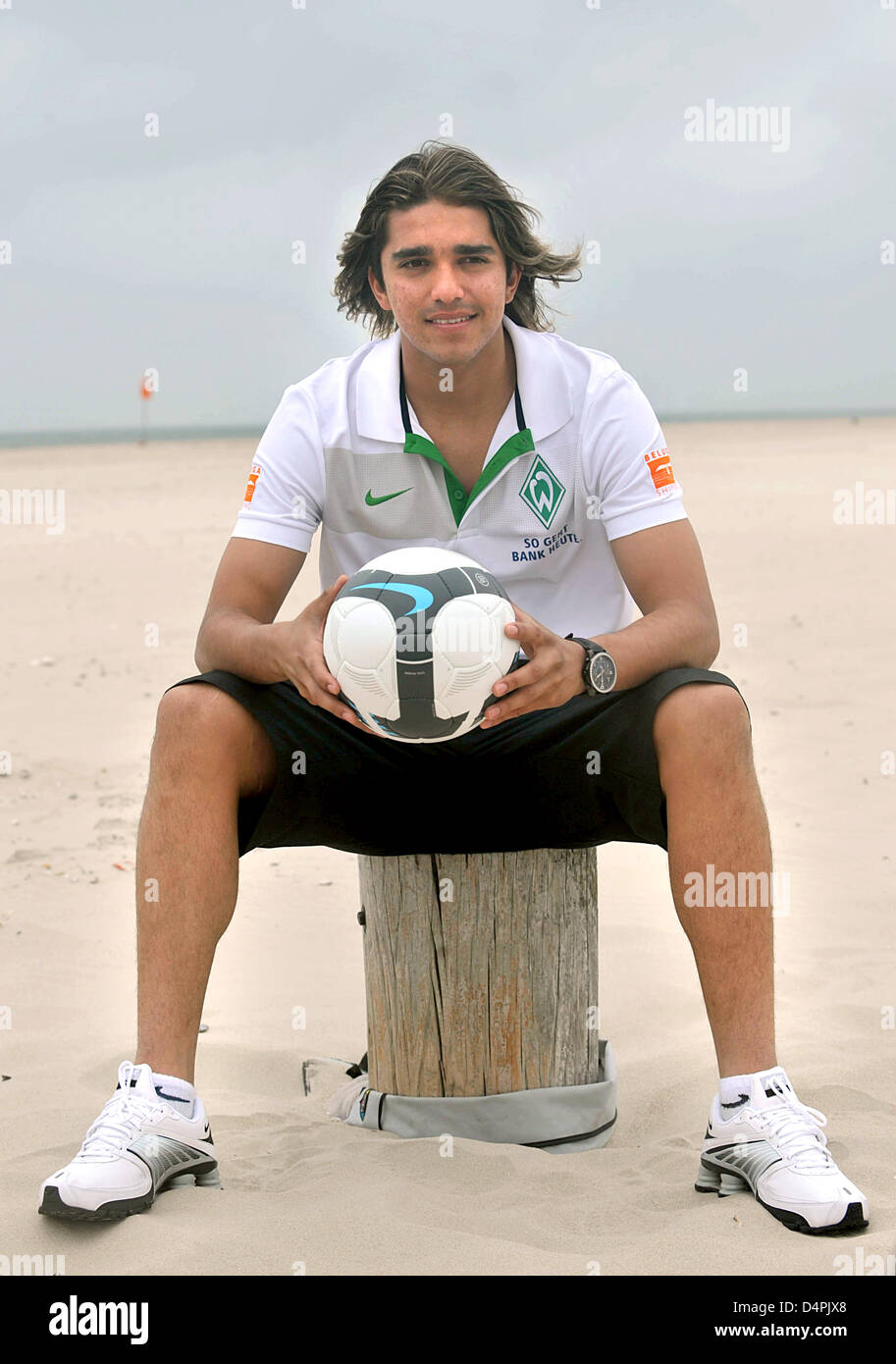 German Bundesliga club SV Werder Bremen?s new player Marcelo Moreno poses with a ball at the beach of Norderney, Germany, 04 July 2009. Werder Bremen prepares for the 2009/10 Bundesliga campaign on the island until 09 July. Photo: CARMEN JASPERSEN Stock Photo