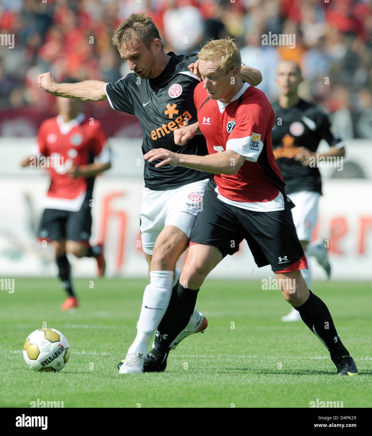 Mainz Milorad Pekovic (L) and Hanover?s Mikael Forssell (R) for the ball during the German Bundesliga match Hanover 96 v FSV 05 AWD Arena stadium of Germany, 15