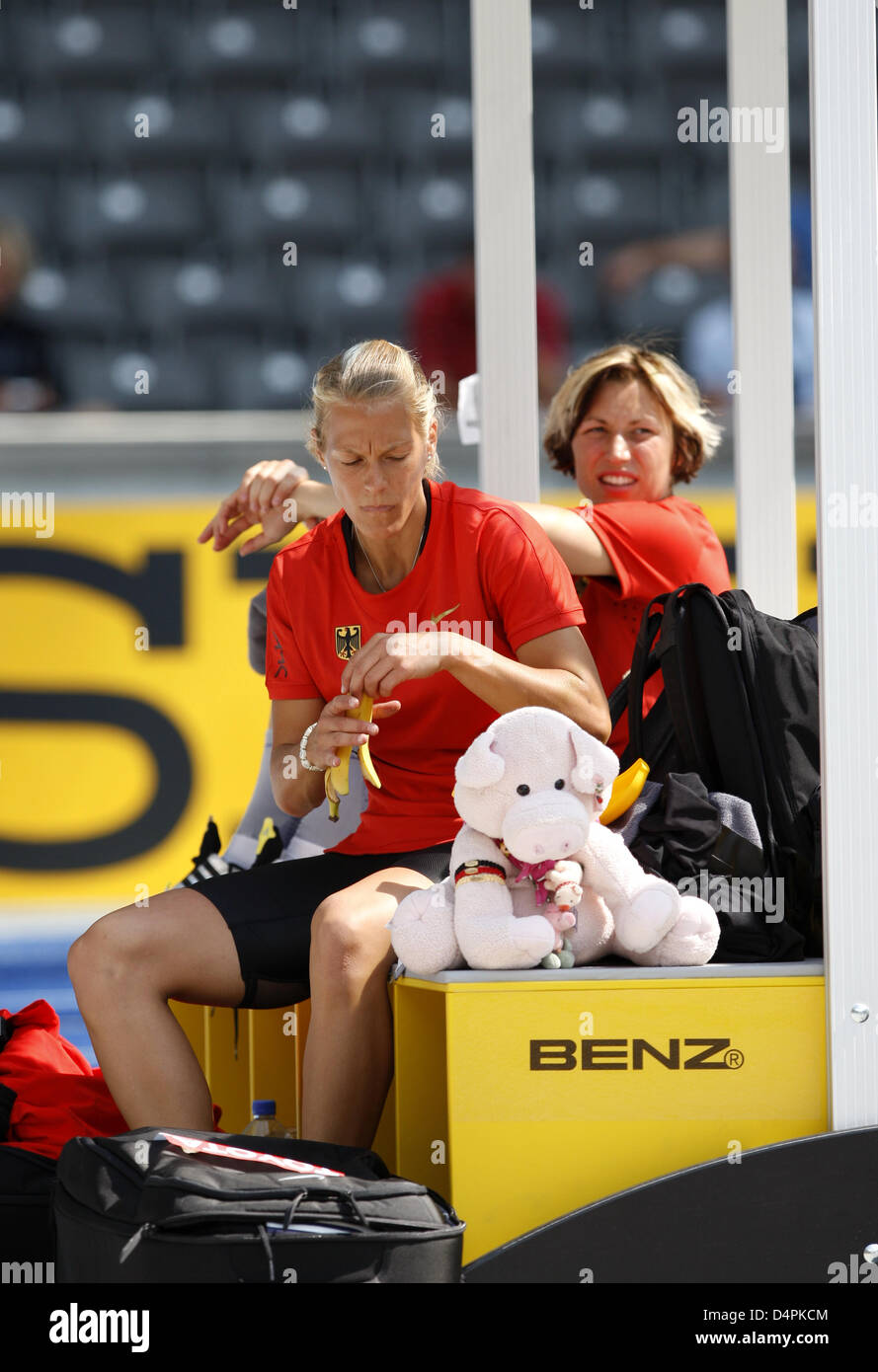 Germany?s Julia Maechtig (R) and Jennifer Oeser (L) during the High Jump heat of the Heptathlon event at the 12th IAAF World Championships in Athletics in Berlin, Germany, 15 August 2009. Photo: Kay Nietfeld Stock Photo