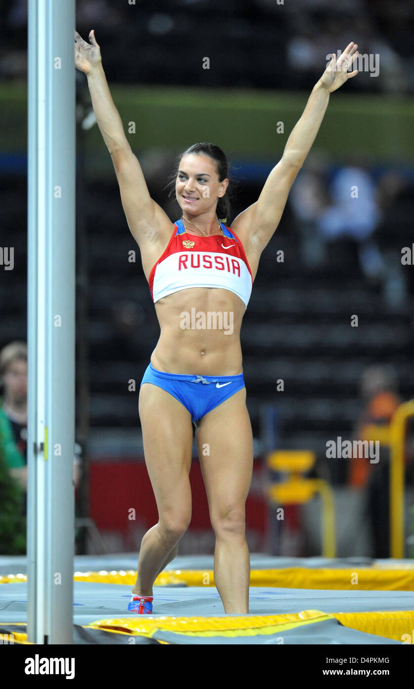 Russian Yelena Isinbayeva cheera after an attempt during the pole vault qualification at the 12th IAAF World Championships in Athletics in Berlin, Germany, 15 August 2009. Photo: BERND THISSEN Stock Photo