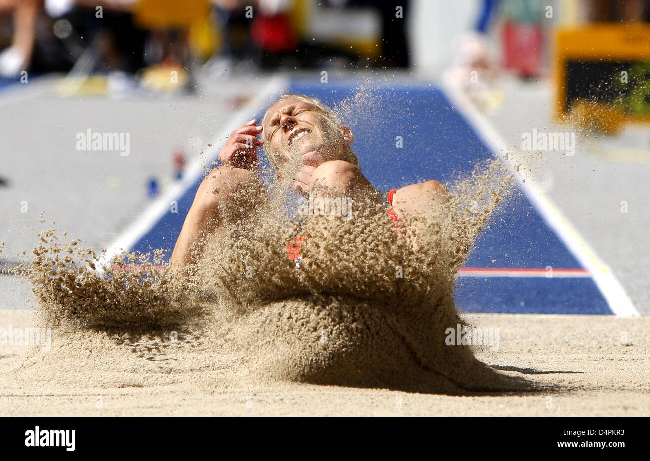 German Jennifer Oeser shown in action during the long jump competition of the heptathlon at the 12th IAAF World Championships in Athletics in Berlin, Germany, 16 August 2009. Photo: KAY NIETFELD Stock Photo