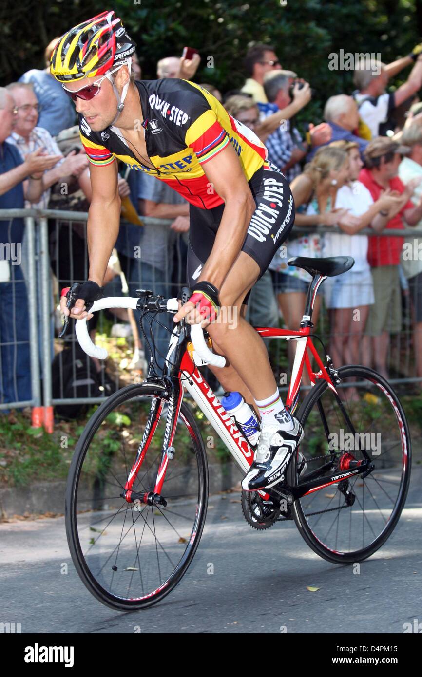 Belgian Tom Boonen starts at the Vattenfall Cyclassics in Hamburg, Germany, 16 August 2009. Apart from the professional?s race over 216,4 km, some 22.000 hobby cyclists compete on three routes over 55, 100 and 155 km in an around Hamburg. Photo: Malte Christians Stock Photo