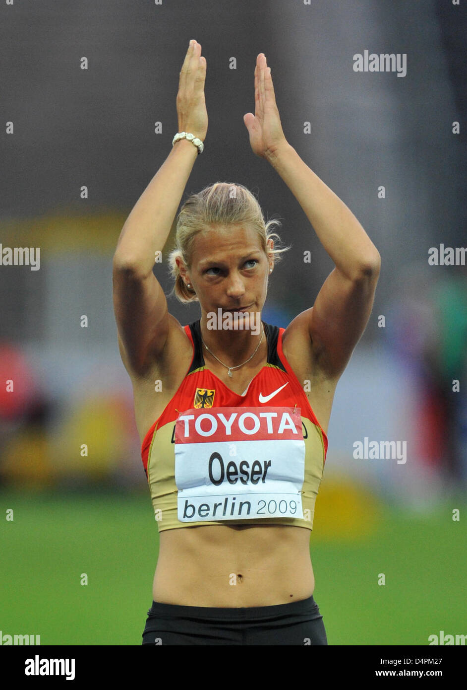 German Jennifer Oeser thanks the crowd during the javelin competion of the heptathlon at the 12th IAAF World Championships in Athletics in Berlin, Germany, 16 August 2009. Photo: BERND THISSEN Stock Photo
