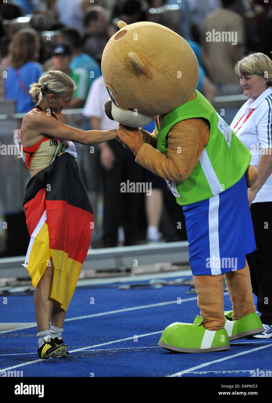 German Jennifer Oeser celebrates her second place in the heptathlon with mascot ?Berlino? at the 12th IAAF World Championships in Athletics in Berlin, Germany, 16 August 2009. Photo: BERND THISSEN Stock Photo