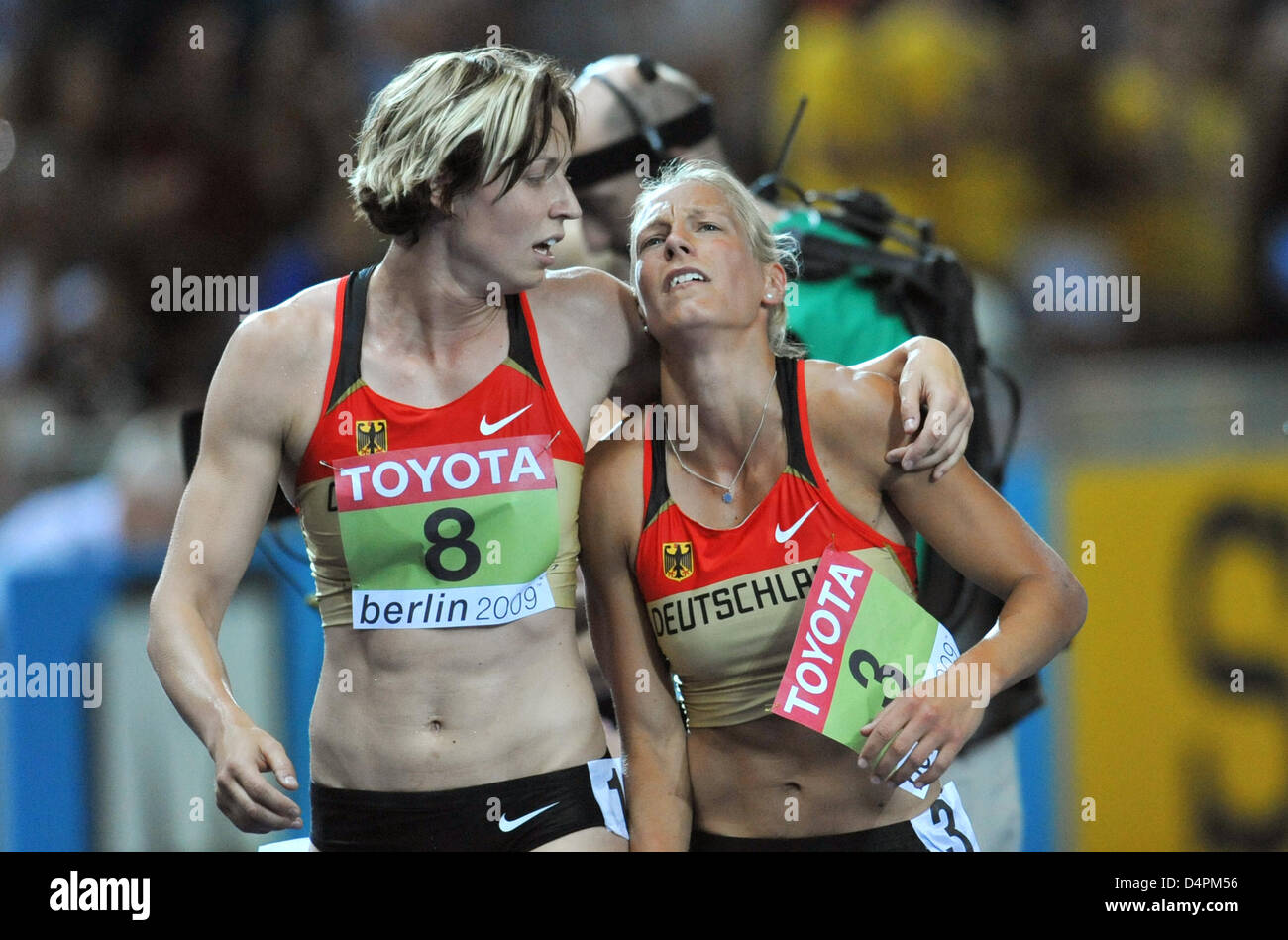 German Jennifer Oeser (R) celebrates her second place in the heptathlon with teammate Julia Maechtig at the 12th IAAF World Championships in Athletics in Berlin, Germany, 16 August 2009. Photo: BERND THISSEN Stock Photo
