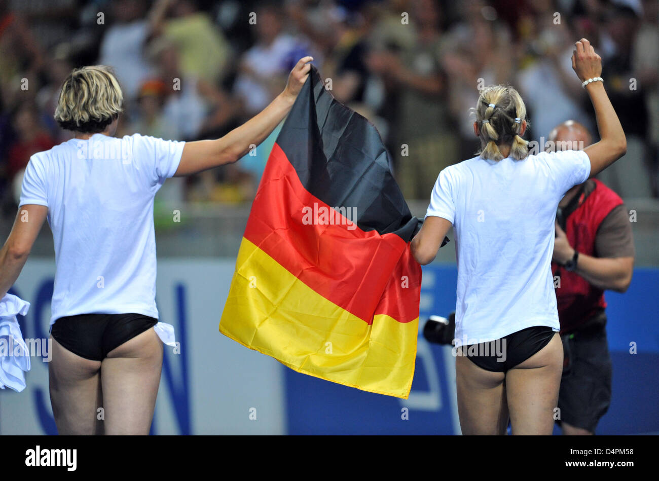 German Jennifer Oeser (R) celebrates her second place in the heptathlon with teammate Julia Maechtig at the 12th IAAF World Championships in Athletics in Berlin, Germany, 16 August 2009. Photo: BERND THISSEN Stock Photo