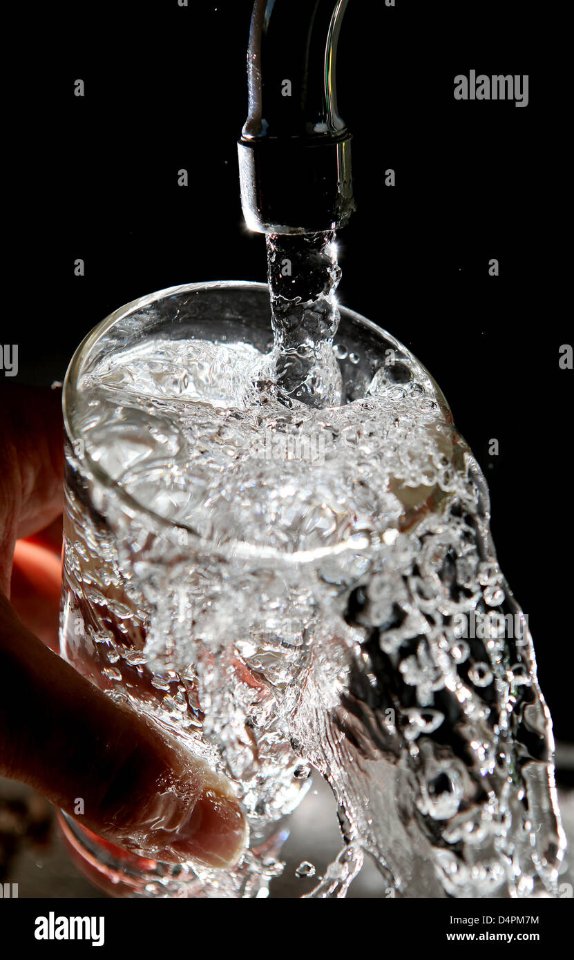 Tap water flows into a glas, Cologne, Germany, 17 Augsut 2009. Photo