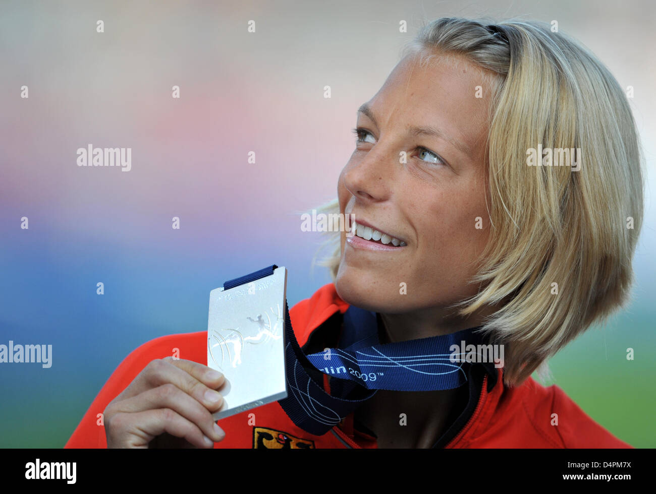 German Jennifer Oeser shows her silver medal during the Heptathlon Medal Ceremony at the 12th IAAF World Championships in Athletics, Berlin, Germany, 17 August 2009. Photo: BERND THISSEN Stock Photo