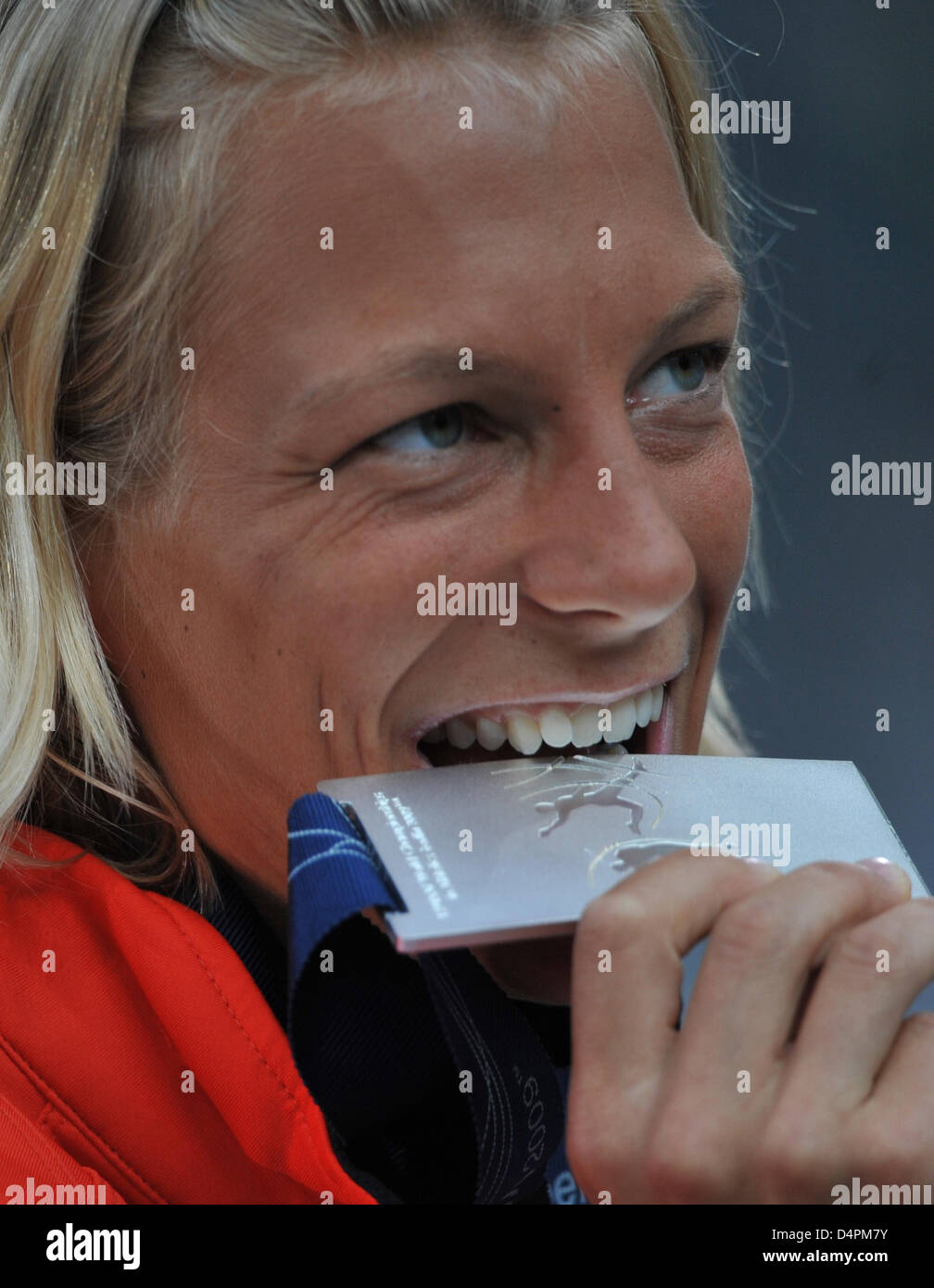 German Jennifer Oeser shows her silver medal during the Heptathlon Medal Ceremony at the 12th IAAF World Championships in Athletics, Berlin, Germany, 17 August 2009. Photo: BERND THISSEN Stock Photo