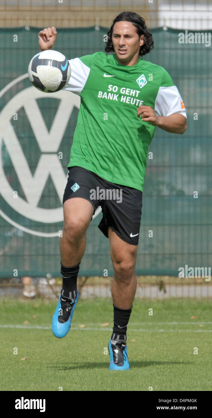 German Bundesliga club Werder Bremen?s striker Claudio Pizarro juggles the  ball during practice in Bremen, Germany, 18 August 20909. Pizarro was  signed from Premier League side Chelsea after having already played one