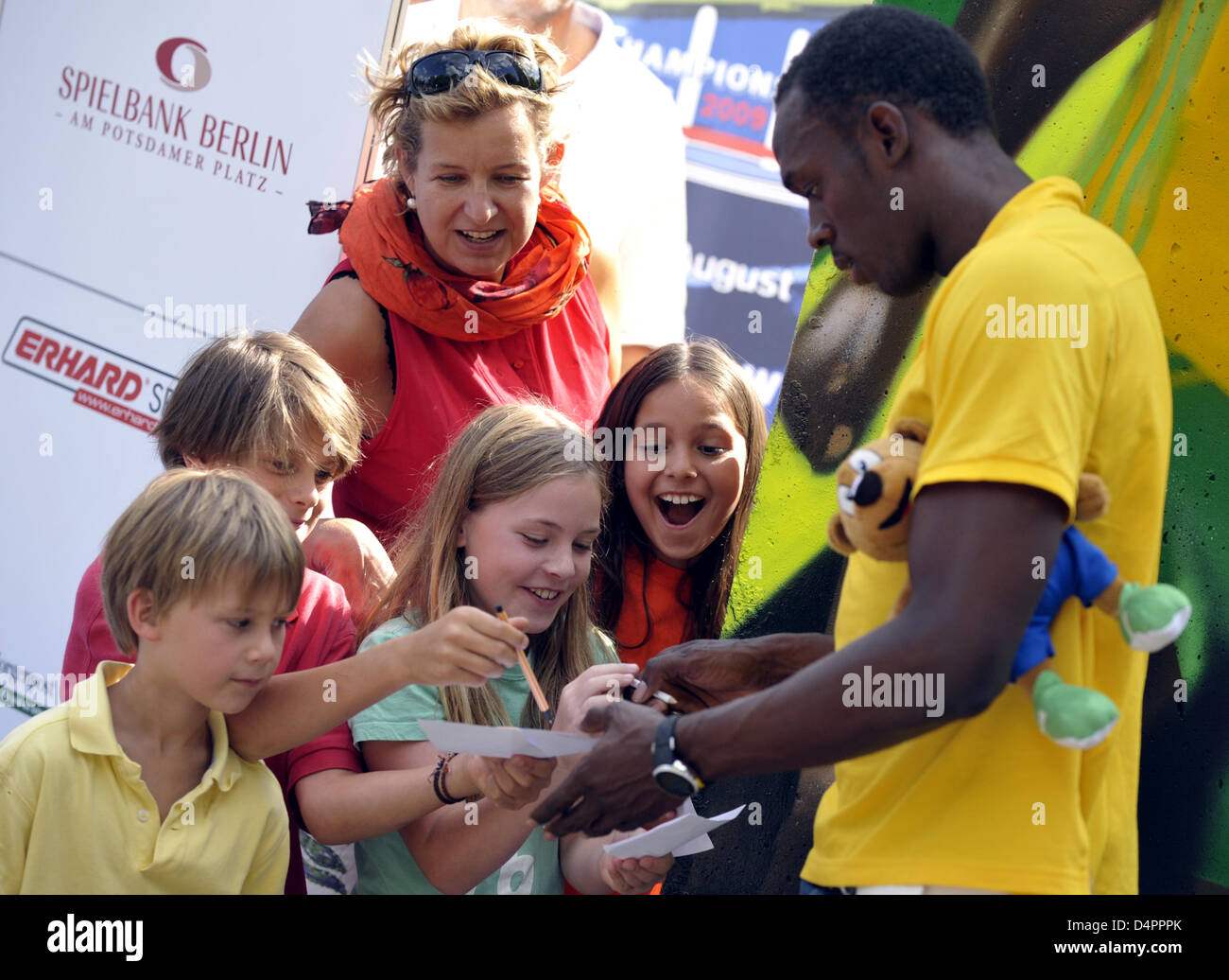 Jamaica?s sprinter Usain Bolt (R) signs autographs at the Champions Club during the 12th IAAF World Championships in Athletics Berlin 2009 in Berlin, Germany, 23 August 2009.  Photo: Hannibal Stock Photo