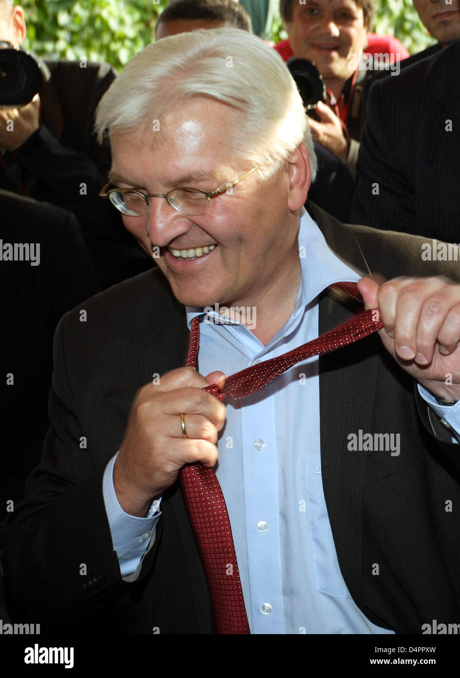 German Foreign Minister Frank-Walter Steinmeier, top candidate of the Social Democrats (SPD) for the federal elections, smiles during an election campaign event in Mayschoss, Germany, 21 August 2009. Photo: Thomas Frey Stock Photo