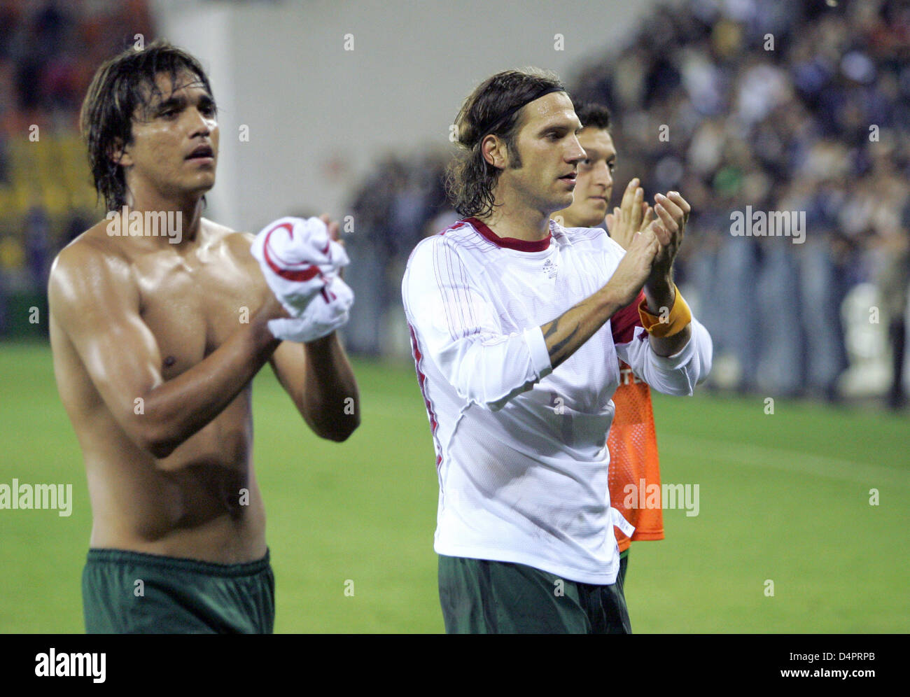 Bremen?s Bolivian Marcelo Moreno (L) and Torsten Frings thank the fans after the return match of the UEFA Europa League playoff FK Aktobe vs German Bundesliga club Werder Bremen at Tsentralniy stadium (Central stadium) in Aktobe, Kazakhstan, 27 August 2009. Bremen defeated Aktobe 2-0 and moves on to the group stage. Photo: FRISO GENTSCH Stock Photo