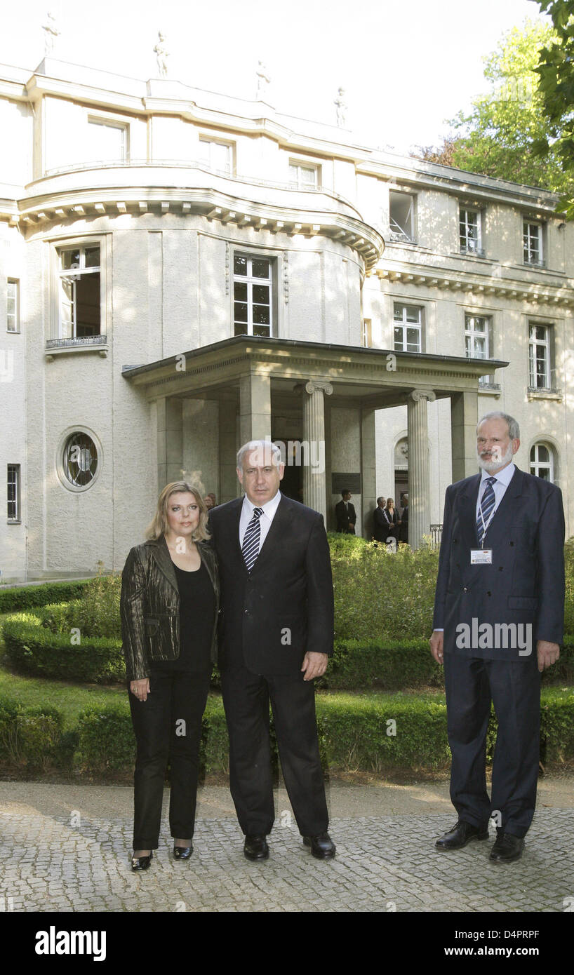 Israeli Prime Minister Benjamin Netanyahu (C) and his wife Sara pose with Norbert Kampe (R), head of the memorial site of the house of the Wannsee Conference, in Berlin, Germany, 27 August 2009.  On 20 January 1942, a group of 15 high-ranking Nazis chaired by Reinhard Heydrich, the Reichsprotektor of Bohemia and Moravia, met in the villa to discuss the bureaucratic details of killi Stock Photo