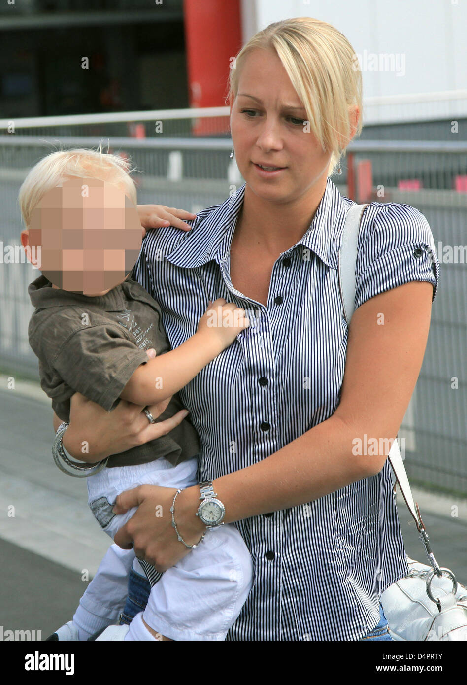 Bernadien Eillert, wife of Dutch midfielder Arjen Robben, arrives at the premises of German Bundesliga club FC Bayern Munich in Munich, Germany, 28 August 2009. Bayern Munich signed Robben from Spanish Primera Division side Real Madrid at estimated 25 million euro, Robben penned a four-years contract with Munich. Photo: Lukas Barth Stock Photo