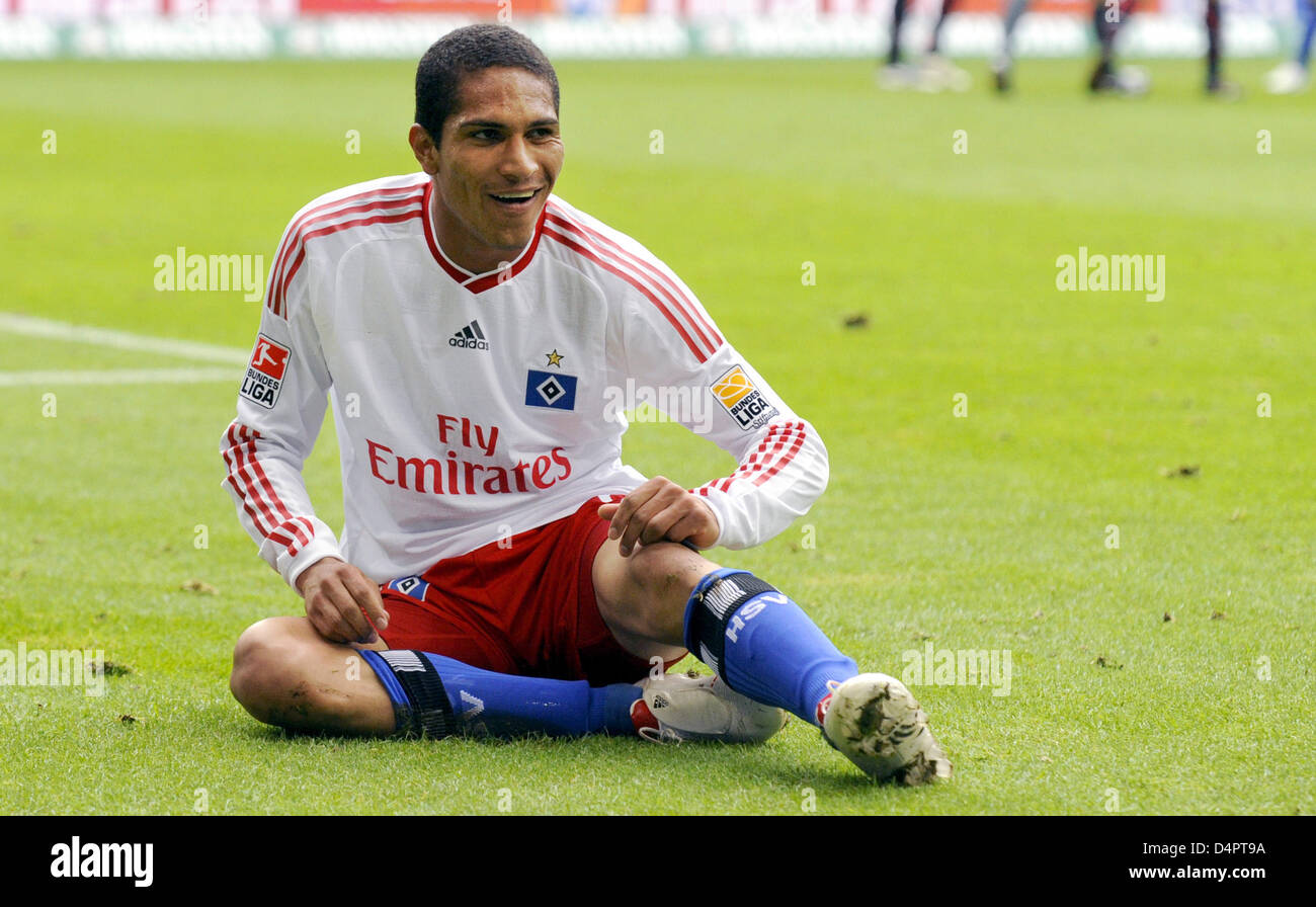 Hamburg?s Jose Paolo Guerrero cheers after his goal to 1-0 during the German Bundesliga match SV Hamburg vs Cologne at HSH-Nordbank-Arena stadium in Hamburg, Germany, 30 August 2009. Photo: Marcus Brandt  (ATTENTION: BLOCKING PERIOD! The DFL permits the further utilisation of the pictures in IPTV, mobile services and other new technologies only two hours after the end of the match. Stock Photo