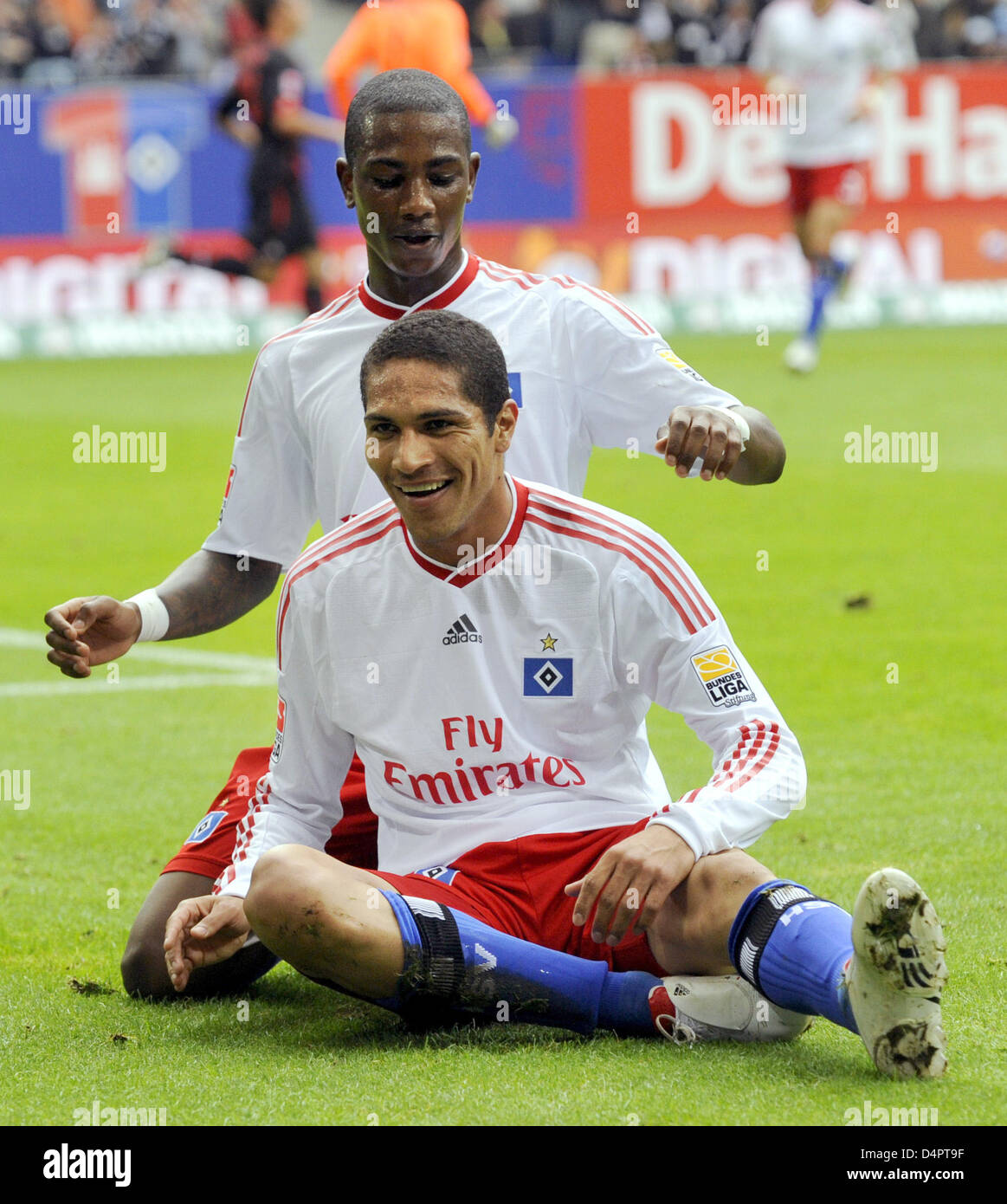 Hamburg?s Jose Paolo Guerrero cheers with Eljero Elia after his goal to 1-0 during the German Bundesliga match SV Hamburg vs Cologne at HSH-Nordbank-Arena stadium in Hamburg, Germany, 30 August 2009. Photo: Marcus Brandt  (ATTENTION: BLOCKING PERIOD! The DFL permits the further utilisation of the pictures in IPTV, mobile services and other new technologies only two hours after the  Stock Photo