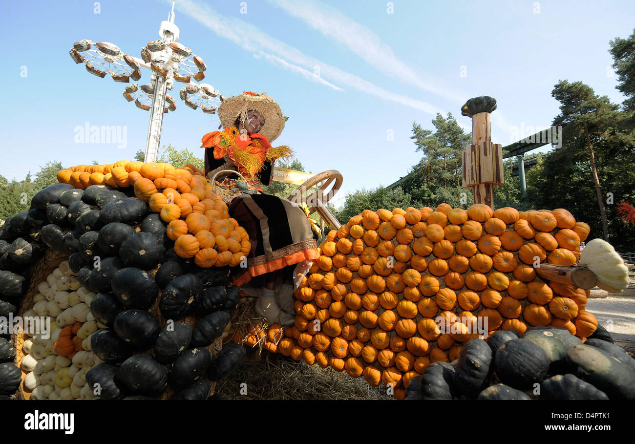 An actress poses on a sculpture of a tractor consisting of various types of pumpkins during a pumpkin sculpture exhibition at Holiday Park in Hassloch, Germany, 01 September 2009. The theme park stages an exhibition of pumpkin sculptures from 01 September to 01 November 2009. Fifty tons of 80 pumpkin varieties were used. Photo: RONLAD WITTEK Stock Photo