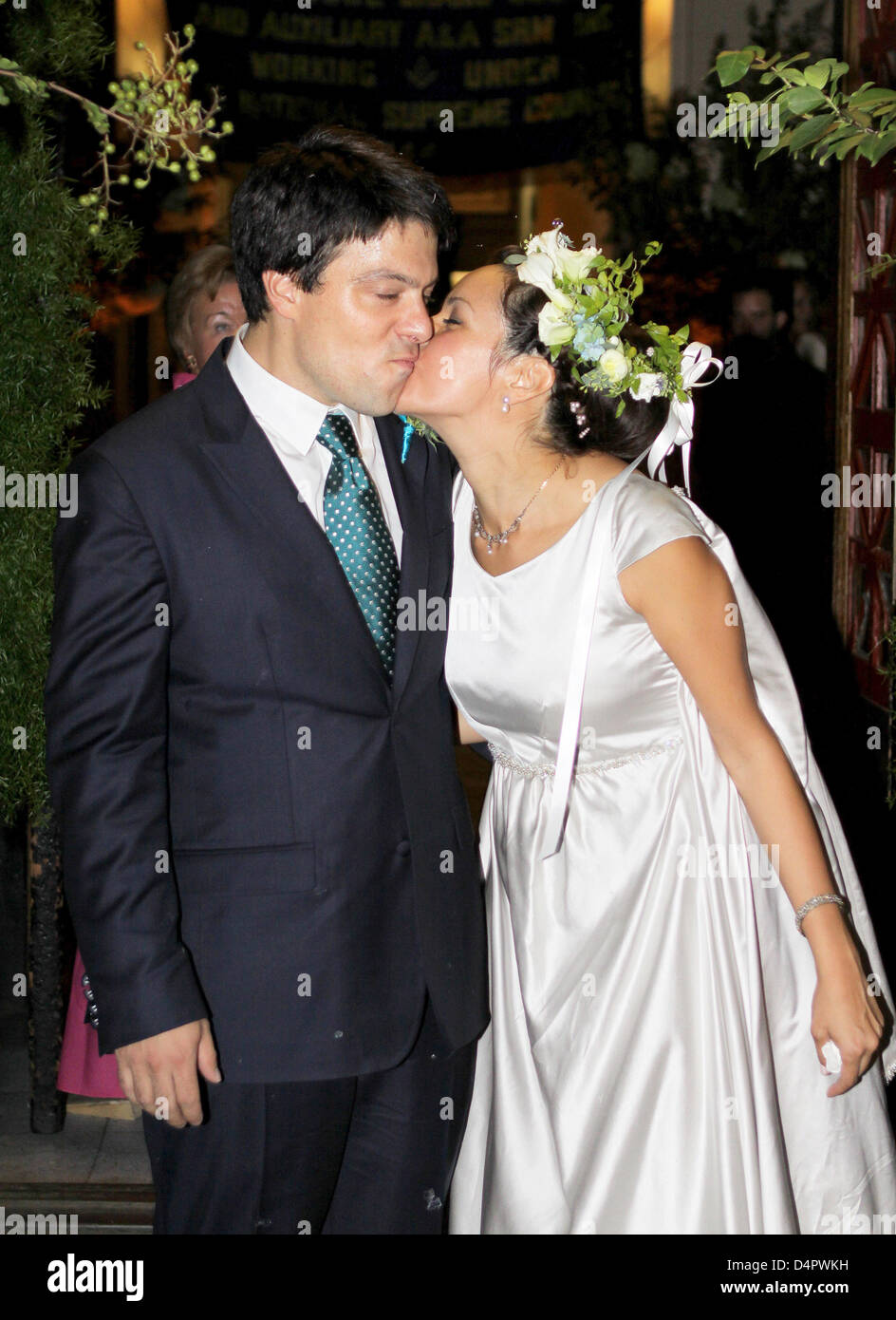 Bernardo Guillermo (L) and Eva PrinzValdes (R) kiss after their