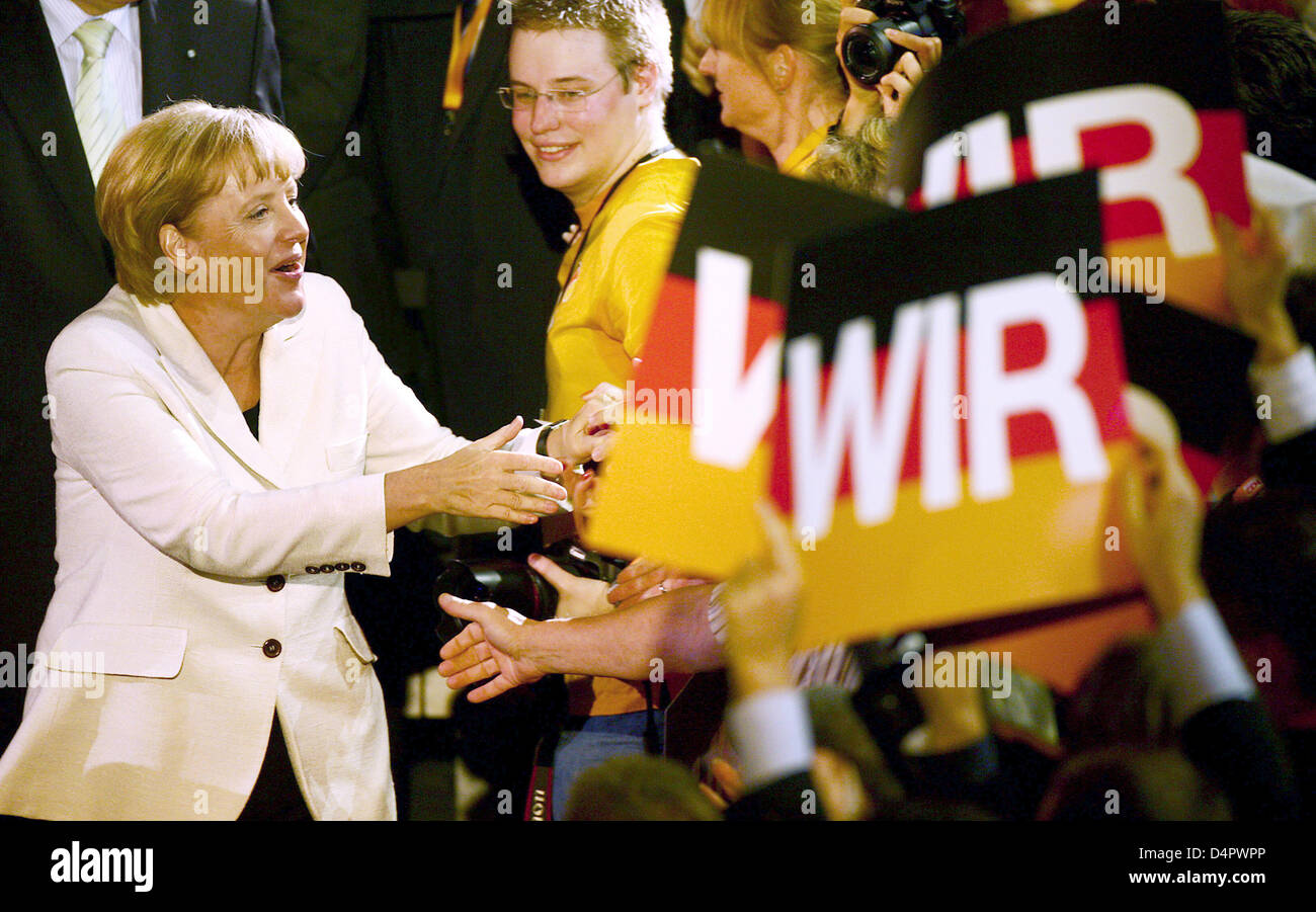 German Chancellor Angela Merkel (L) smiles as her Christian Democrats (CDU) party kicks off its election campaign in Duesseldorf, Germany, 06 September 2009. CDU enters the hot phase of its election campaign for the federal elections held on 27 September. Photo: OLIVER BERG Stock Photo