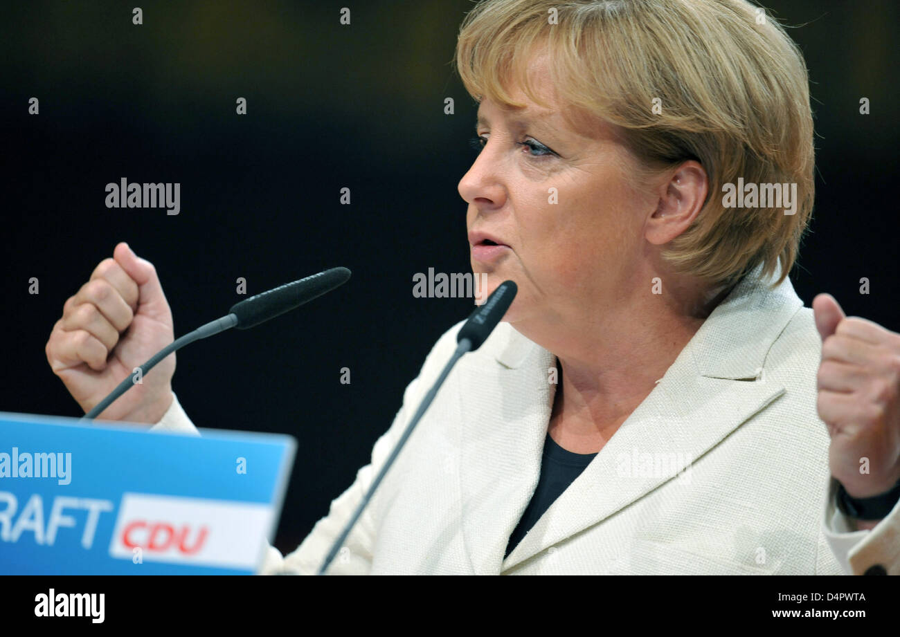 German Chancellor Angela Merkel (C) delivers a speech as her Christian Democrats (CDU) party kicks off its election campaign in Duesseldorf, Germany, 06 September 2009. CDU enters the hot phase of its election campaign for the federal elections held on 27 September. Photo: Bernd Thissen Stock Photo