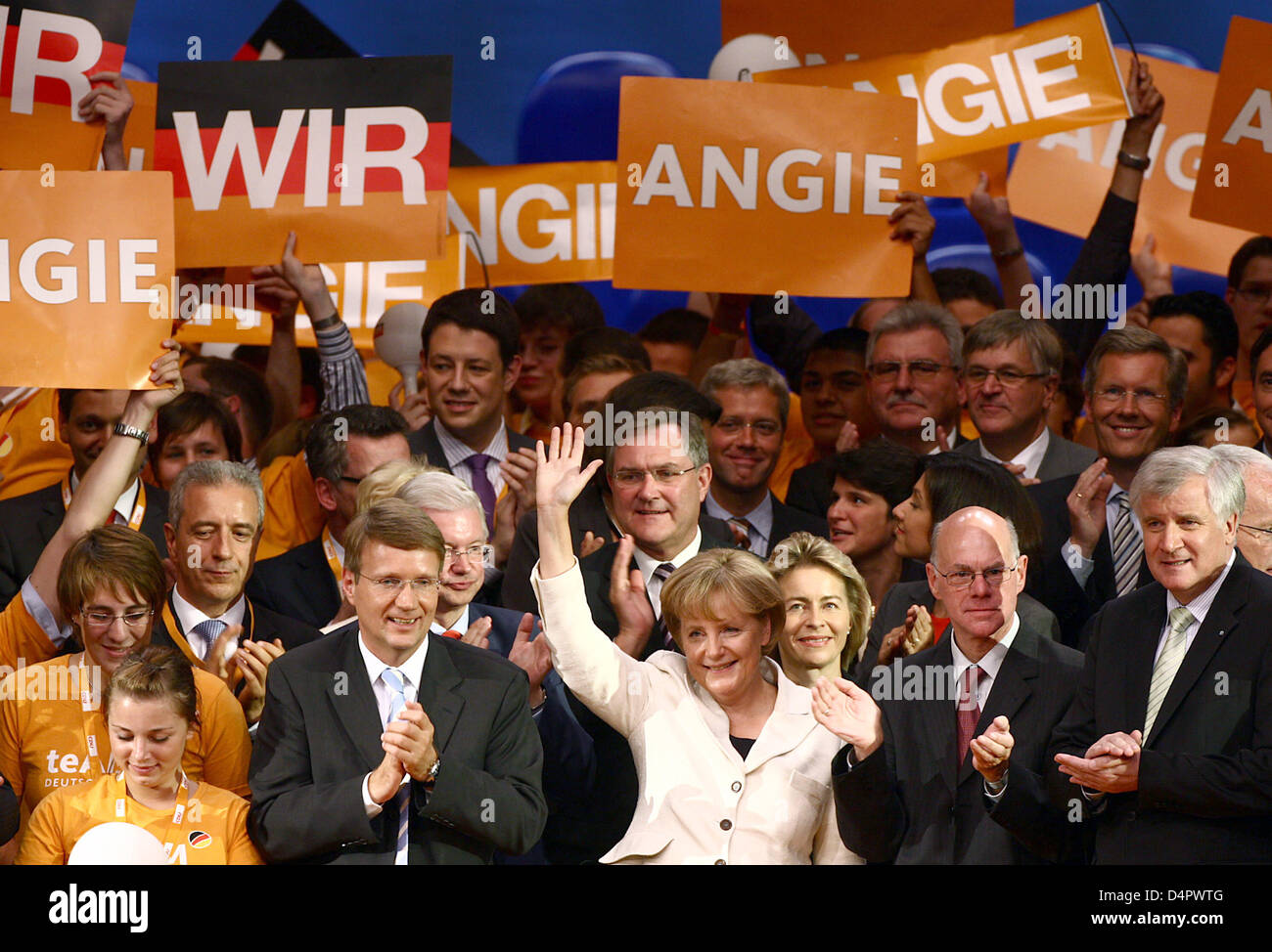 German Chancellor Angela Merkel (C) waves after delivering a speech as her Christian Democrats (CDU) party kicks off its election campaign in Duesseldorf, Germany, 06 September 2009. CDU enters the hot phase of its election campaign for the federal elections held on 27 September. Photo: OLIVER BERG Stock Photo