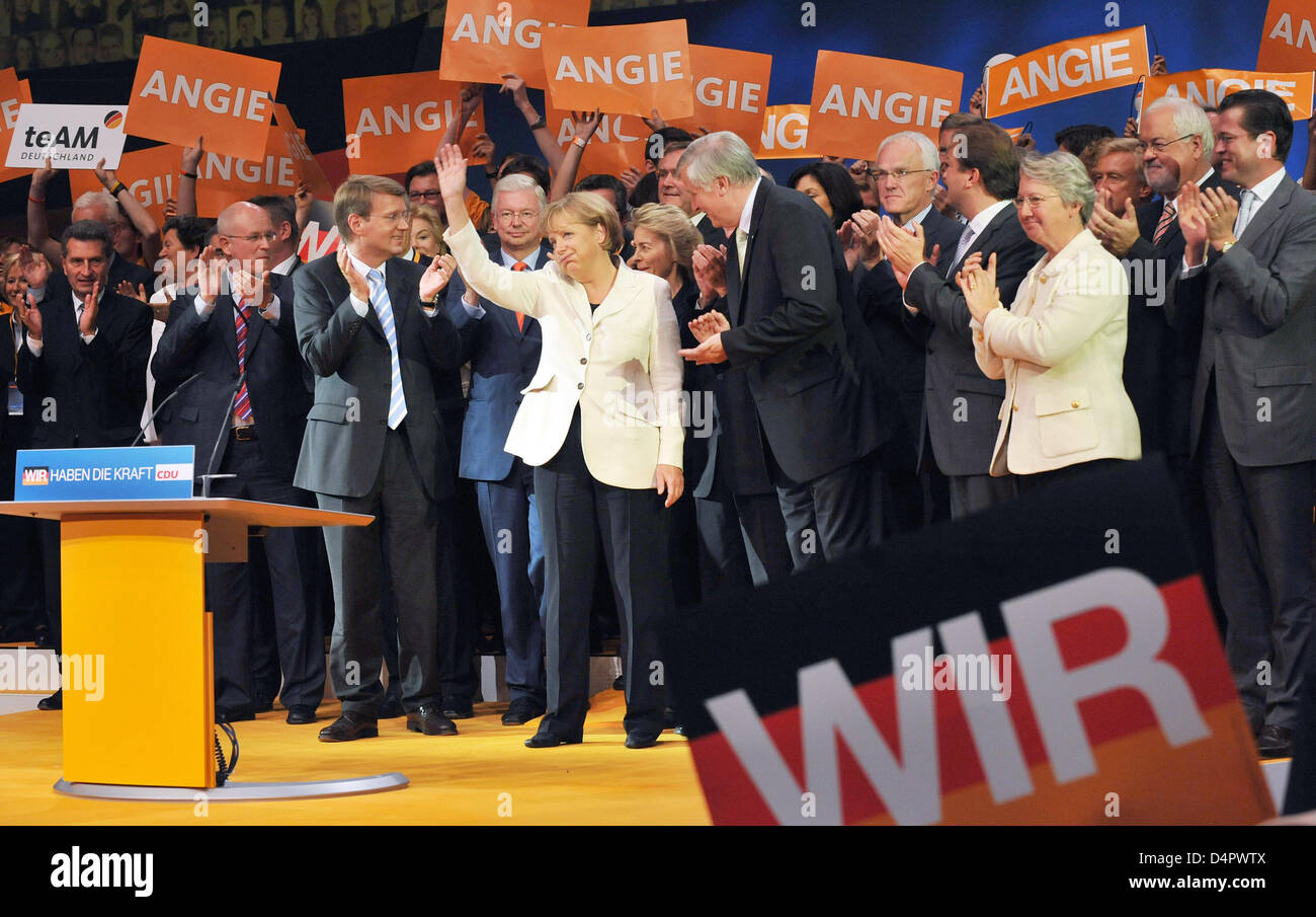 German Chancellor Angela Merkel (C) waves after delivering a speech as her Christian Democrats (CDU) party kicks off its election campaign in Duesseldorf, Germany, 06 September 2009. CDU enters the hot phase of its election campaign for the federal elections held on 27 September. Photo: Bernd Thissen Stock Photo