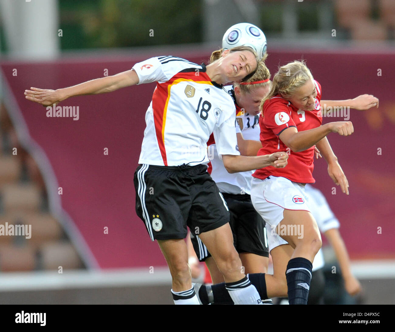 Germany?s Kerstin Garefrekes (L) and Kim Kulig (C) and Norway?s Anneli