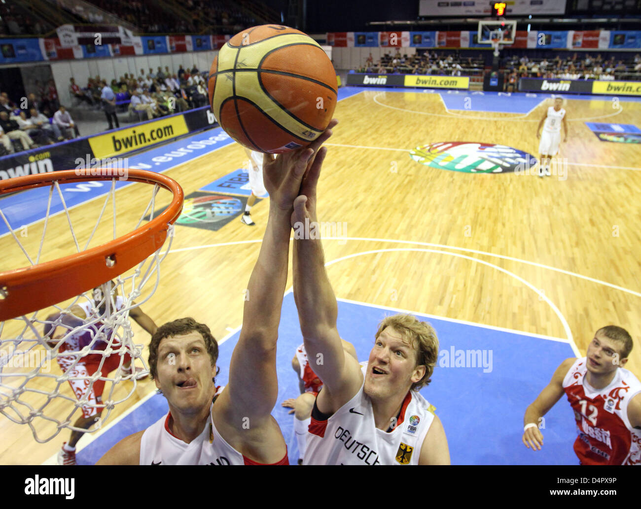 Patrick Femerling beim Korbwurf Basketball Länderspiel Herren Supercup