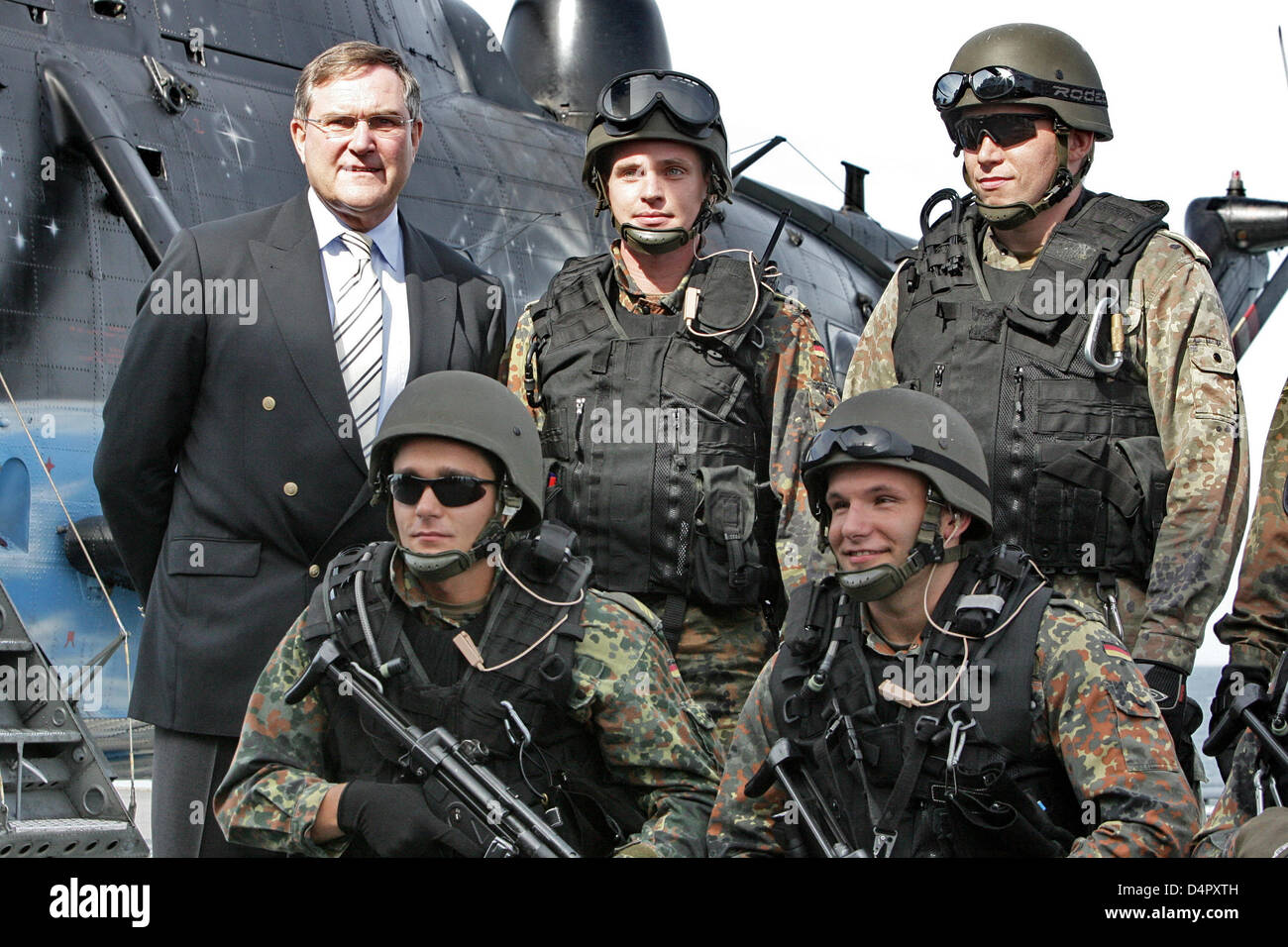German Minister of Defence Franz Josef Jung (L) poses with soldiers of Special Warfare Group (SEKM) aboard supply ship ?Frankfurt am Main? at naval base Eckernfoerde in Kiel, Germany, 10 September 2009. During his summer tour themed ?Bundeswehr - modern and powerful?, Mr Jung visisted the German Navy stationed in Kiel. Photo: Bodo Marks Stock Photo