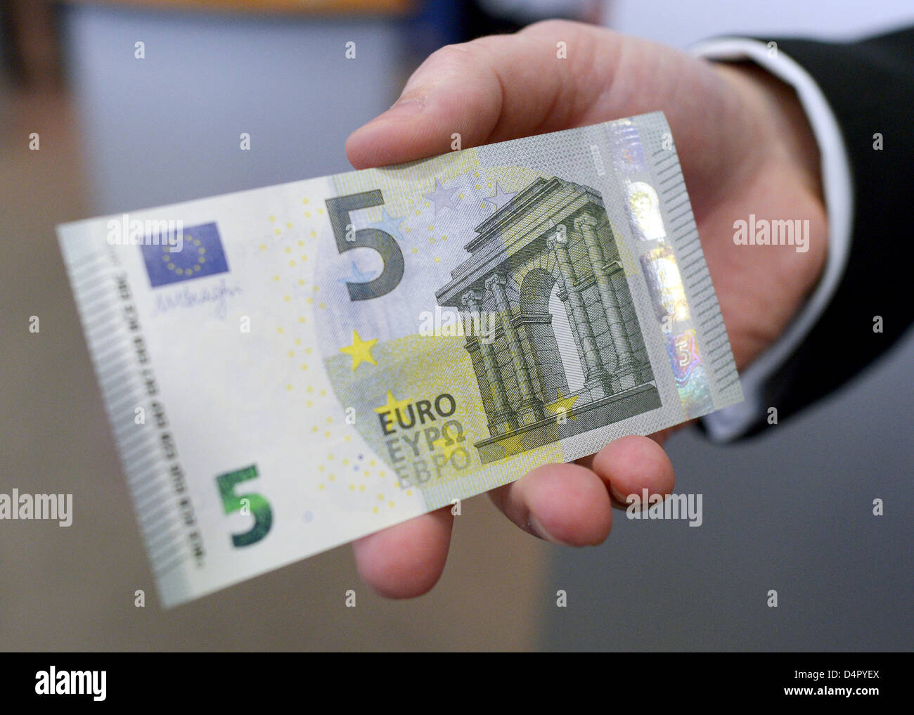 1 5 евро в рубли. 5 Евро купюра. 5 Евро банкноты евро. Купюра 5 евро новая. 5 Евро фото.
