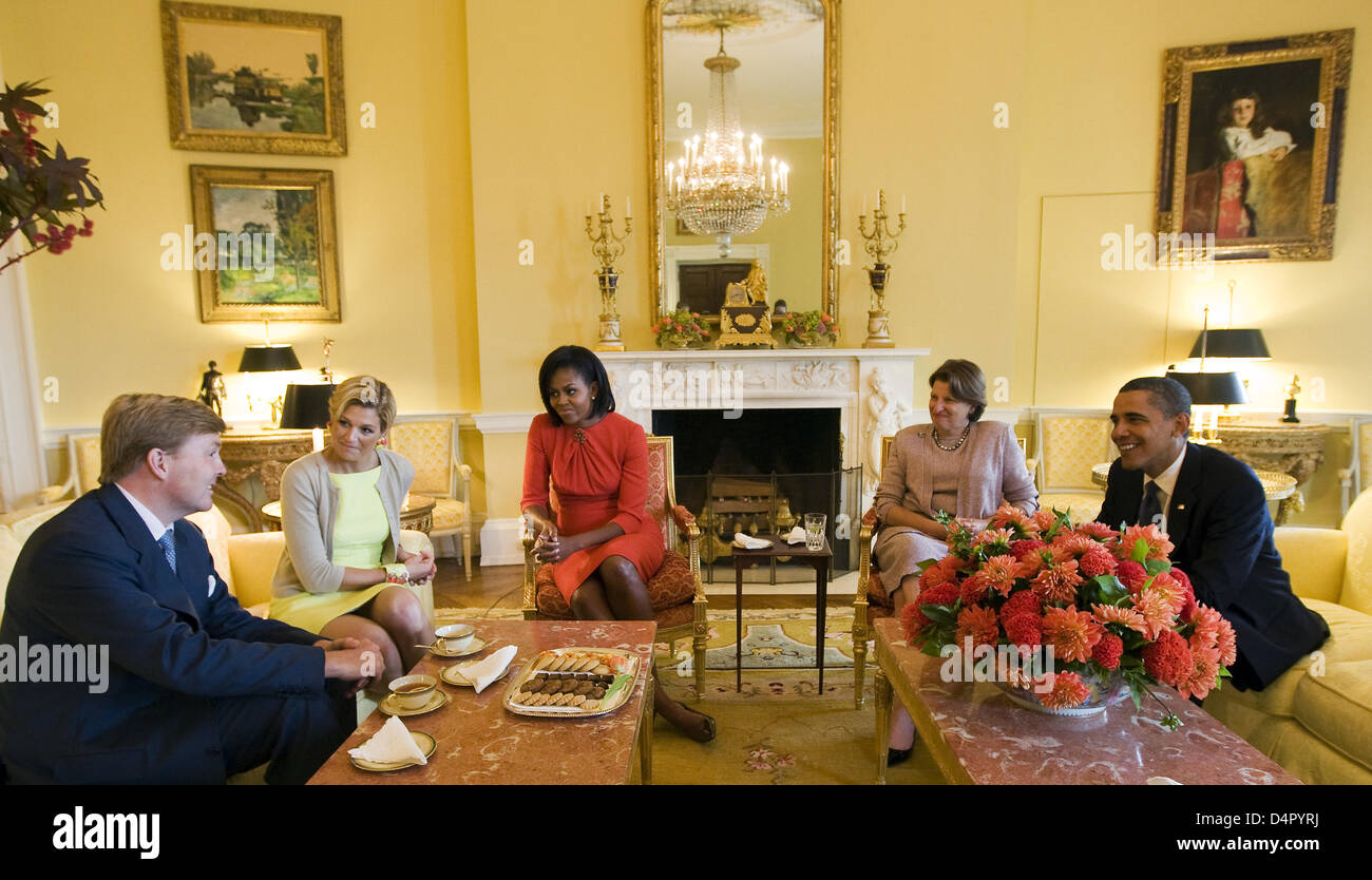 US President Barack Obama (R), First Lady Michelle Obama (3-L), and Chief of Staff Susan Sher (C) receive Crown Prince Willem-Alexander of the Netherlands (L) and his wife Princess Maxima of the Netherlands (2-L)  in the Yellow Oval Room of the White House in Washington, DC, USA, 11 September 2009. Photo: Lex van Lieshout Stock Photo
