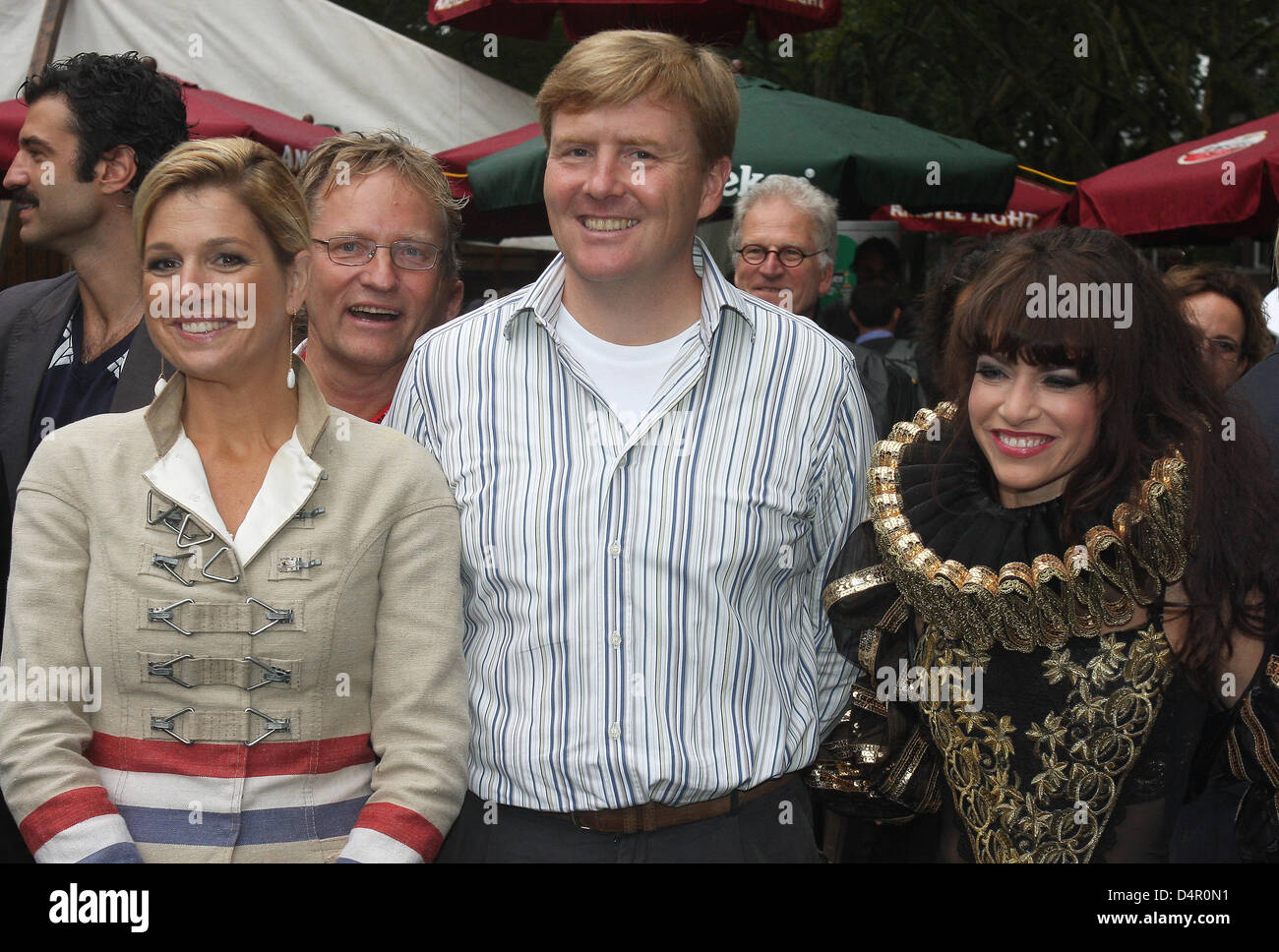 Crown Prince Willem-Alexander of the Netherlands (C) and his wife Princess Maxima of the Netherlands (L) meet with Dutch singer Ellen ten Damme (R) on Governor's Island where they met with US citizens of Dutch decent and went to a parade in New York, USA, 12 September 2009. The official visit of the couple will last from 08 until 13 September 2009 and celebrates the 400-year-old co Stock Photo