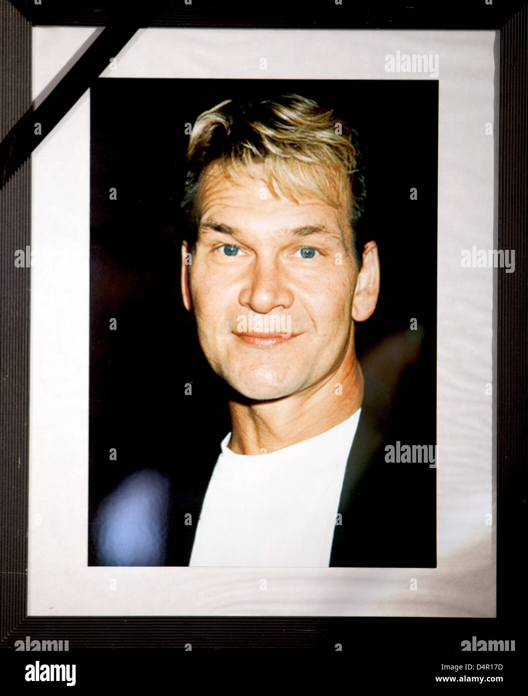 A picture of passed away US actor Patrick Swayze (R) stands next to a book of condolence in Berlin, Germany, 15 September 2009. Swayze died aged 57 after two years of fighting against cancer on 14 September 2009, reports ?The Hollywood Reporter? with reference to Swayze?s spokesperson Annett Wolf. Photo: ARNO BURGI Stock Photo