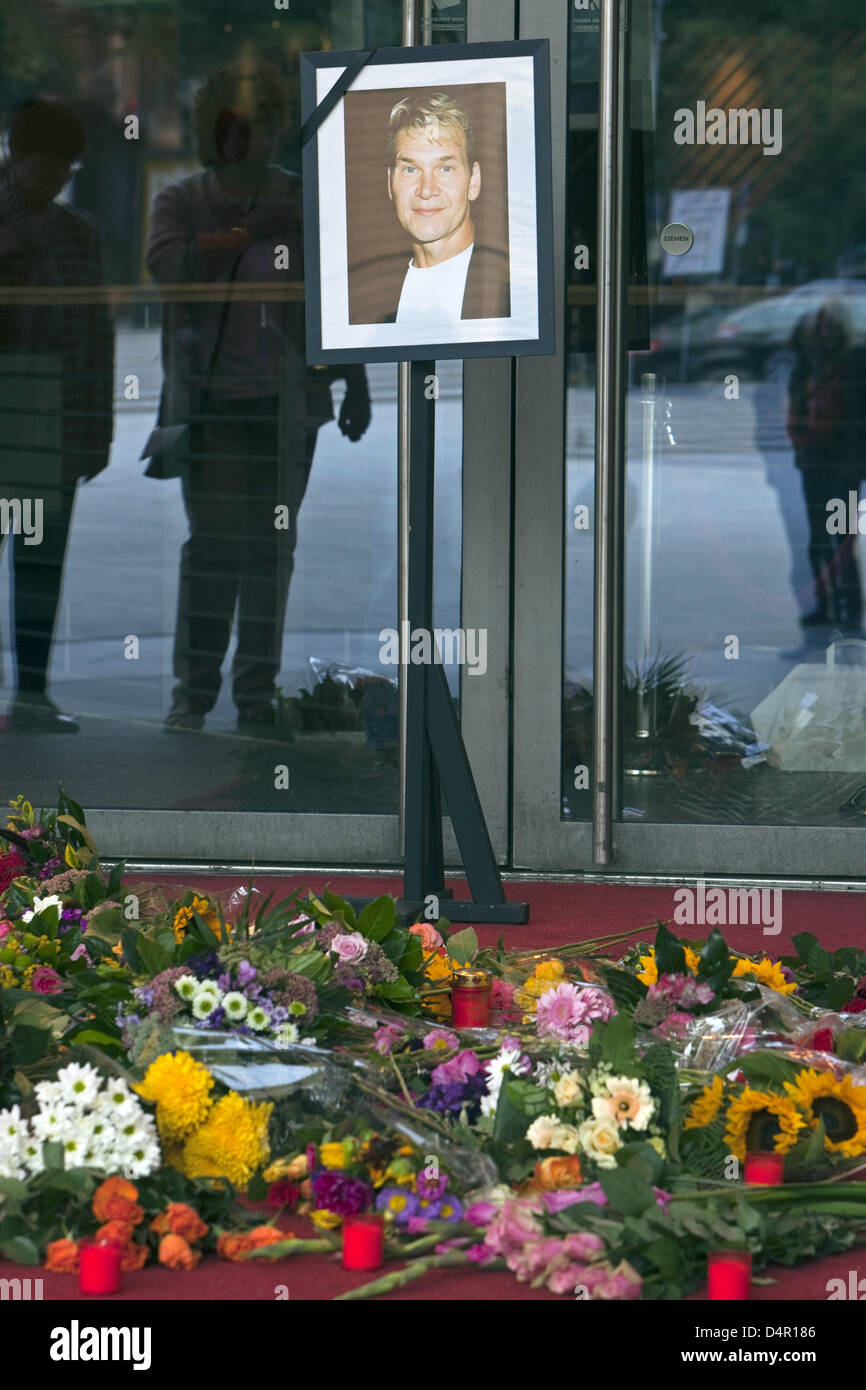 A picture of late US actor Patrick Swayze next to flowers in Berlin, Germany, 15 September 2009. Swayze died aged 57 after two years of fighting against cancer on 14 September 2009, reports ?The Hollywood Reporter? with reference to Swayze?s spokesperson Annett Wolf. Photo: ARNO BURGI Stock Photo
