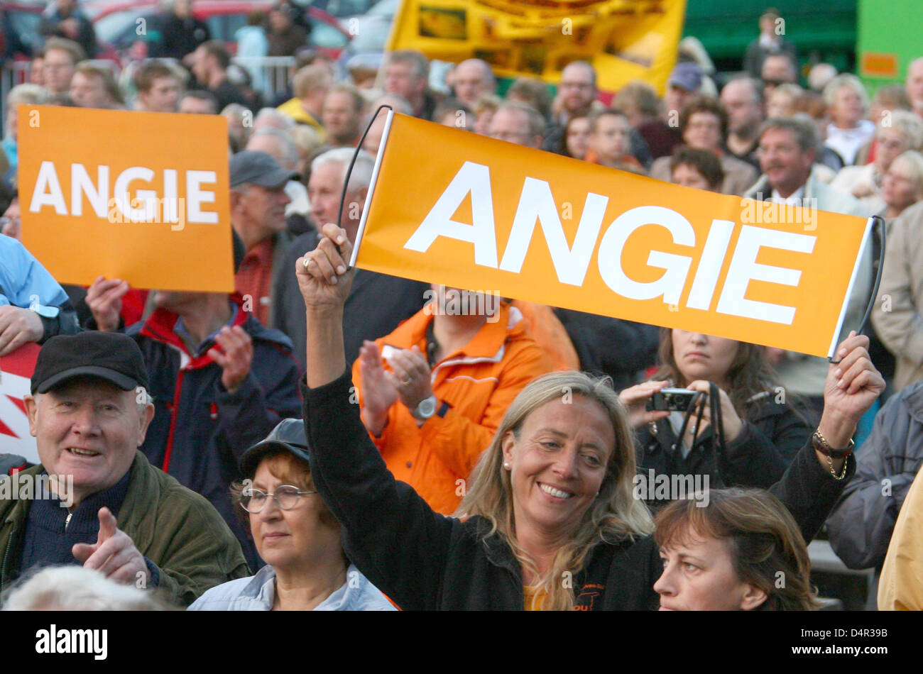 Visitors of an election campaign event of the Christian Democratic Union (CDU) cheer for German Chancellor Angela (?Angie?) Merkel in Heide, Germany, 22 September 2009. German federal elections and the elections for Schleswig Holstein?s state parliament are held on 27 September 2009. Photo: CARSTEN REHDER Stock Photo