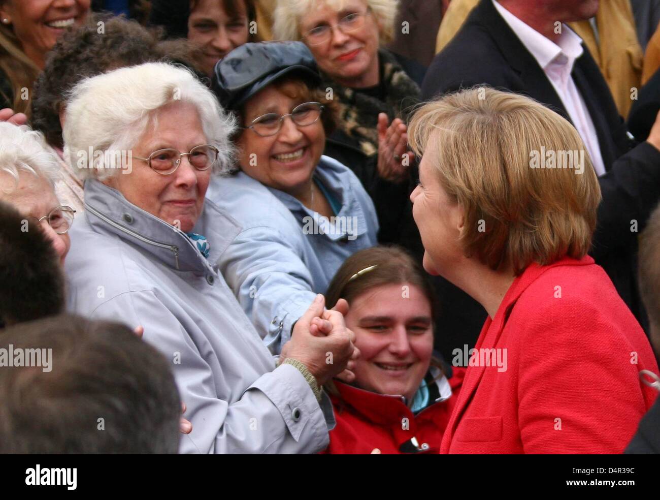 German Chancellor Angela Merkel of Christian Democratic Union (CDU) talks to citizens at an election campaign event in Heide, Germany, 22 September 2009. German federal elections and the elections for Schleswig Holstein?s state parliament are held on 27 September 2009. Photo: CARSTEN REHDER Stock Photo