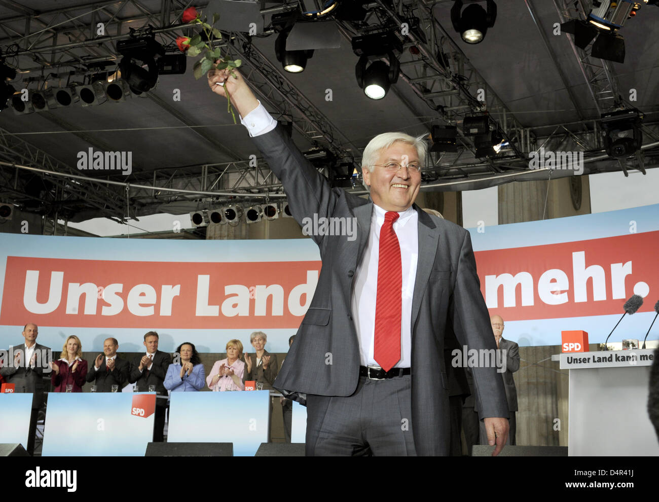 Frank-Walter Steinmeier, German Foreign Minister and top candidate for Social Democrats (SPD), gestures during an SPD election campaign event in Berlin, Germany, 25 September 2009. Federal elections are held on 27 September 2009. Photo: RAINER JENSEN Stock Photo