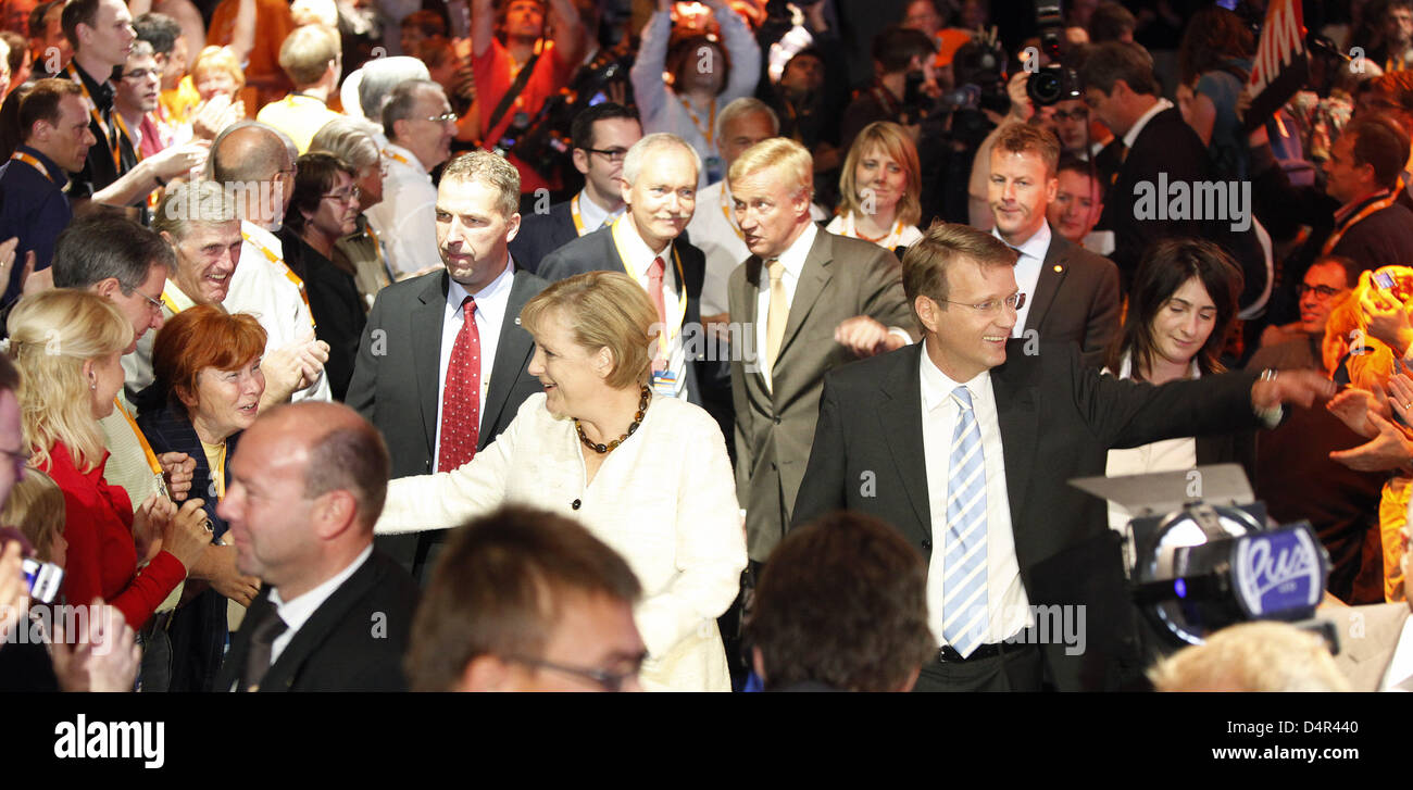 German Chancellor Angela Merkel (C L) and secretary general Ronald Pofalla (C R) of the Christian Democratic Union (CDU) arrive at the party?s final election campaign event in Berlin, Germany, 26 September 2009. The German federal elections are held on 27 September 2009. Photo: HANNIBAL Stock Photo