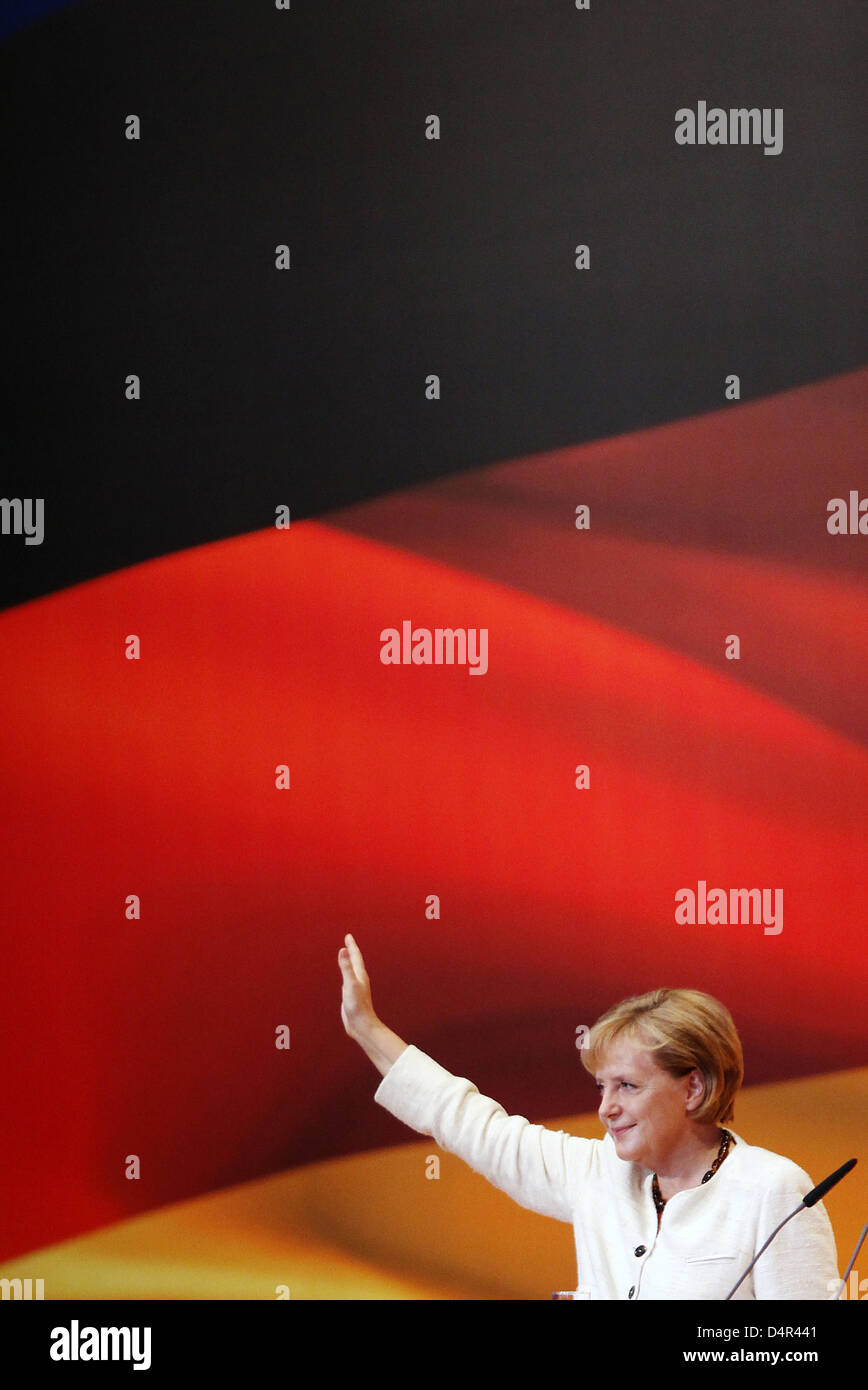 German Chancellor Angela Merkel of the Christian Democratic Union (CDU) waves to her supporters after a speech at the party?s final election campaign event in Berlin, Germany, 26 September 2009. The German federal elections are held on 27 September 2009. Photo: HANNIBAL Stock Photo