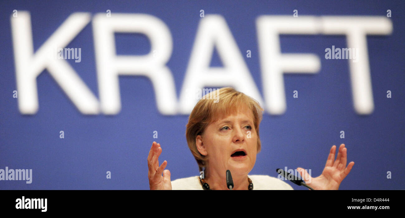German Chancellor Angela Merkel of the Christian Democratic Union (CDU) holds a speech at the party?s final election campaign event in Berlin, Germany, 26 September 2009. The German federal elections are held on 27 September 2009. Photo: HANNIBAL Stock Photo