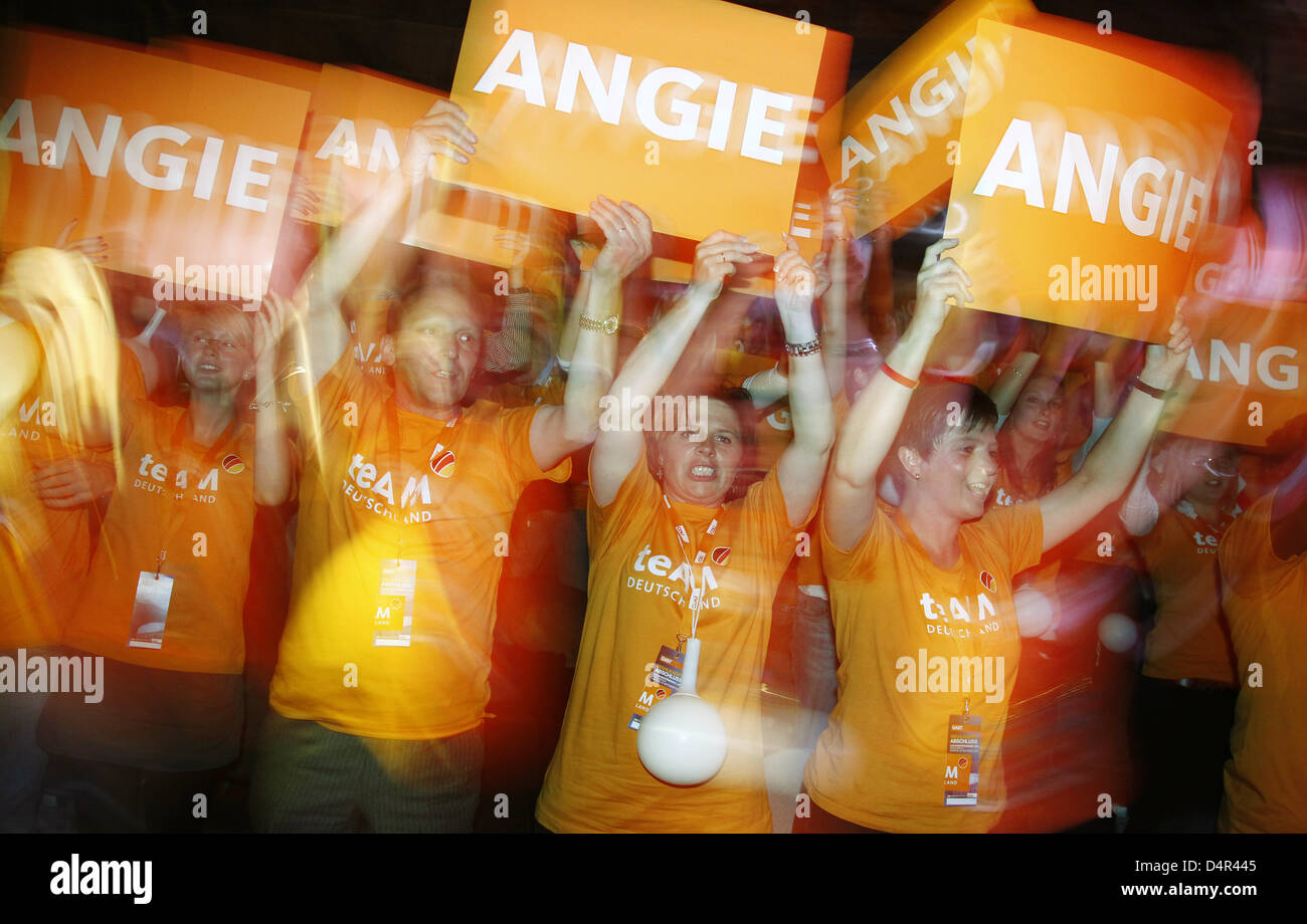 Supporters cheers for German Chancellor Merkel of the Christian Democratic Union (CDU) at the party?s final election campaign event in Berlin, Germany, 26 September 2009. The German federal elections are held on 27 September 2009. Photo: HANNIBAL Stock Photo