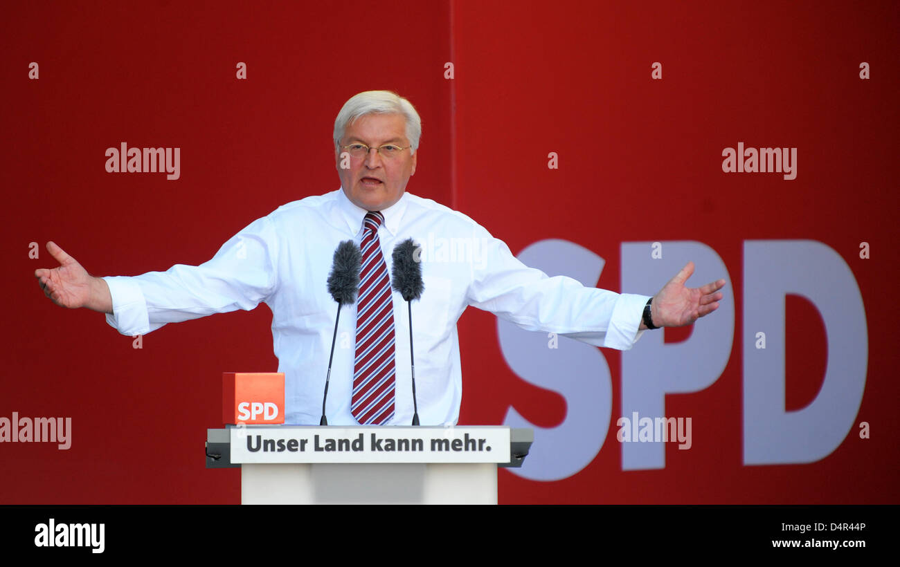 Chancellor candidate of the Social Democratic Party (SPD), Frank-Walter Steinmeier, holds a speech at an election campaign event in Dresden, Germany, 26 September 2009. The German federal elections are held on 27 September 2009. Photo: RALF HIRSCHBERGER Stock Photo