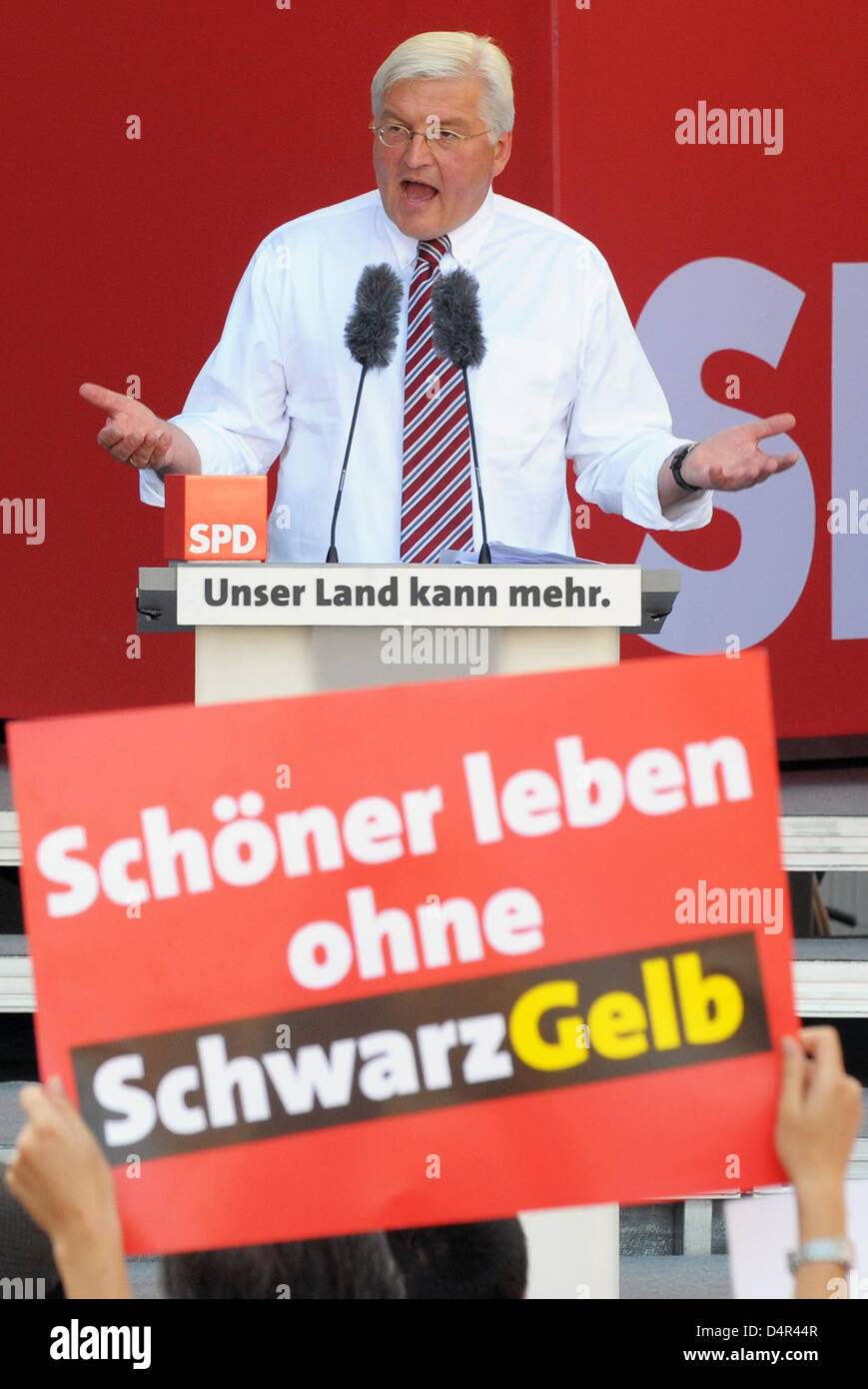 Chancellor candidate of the Social Democratic Party (SPD), Frank-Walter Steinmeier, holds a speech at an election campaign event in Dresden, Germany, 26 September 2009. The German federal elections are held on 27 September 2009. Photo: RALF HIRSCHBERGER Stock Photo