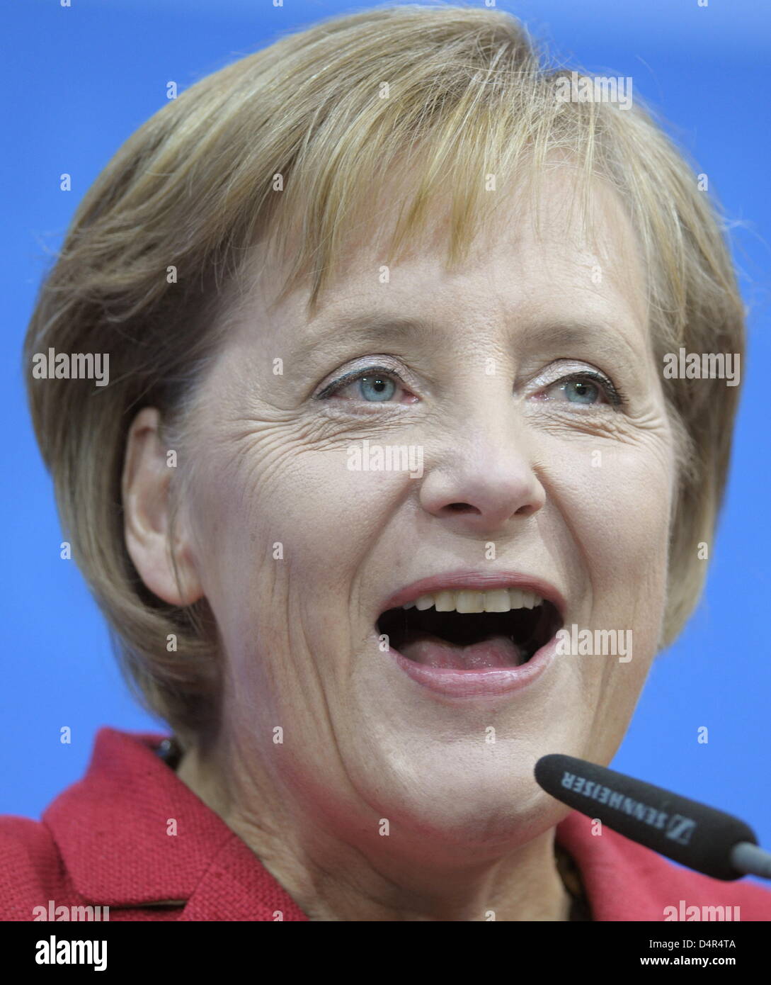 Angela Merkel, German Chancellor and Chairwoman of Christian Democratic Union CDU gives a statement after the first federal elections projection and cheers at an election party at ?Konrad-Adenauer-Haus? in Berlin, Germany, 27 September 2009. Photo: Federico Gambarini Stock Photo