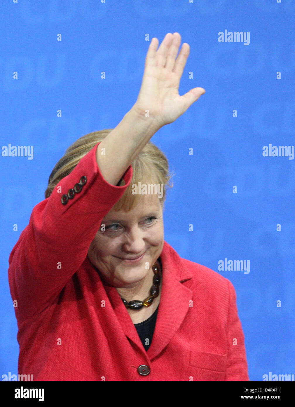 Angela Merkel, German Chancellor and Chairwoman of Christian Democratic Union CDU waves to her followers after the first federal elections projection and cheers at an election party at ?Konrad-Adenauer-Haus? in Berlin, Germany, 27 September 2009. Photo: Julian Stratenschulte Stock Photo
