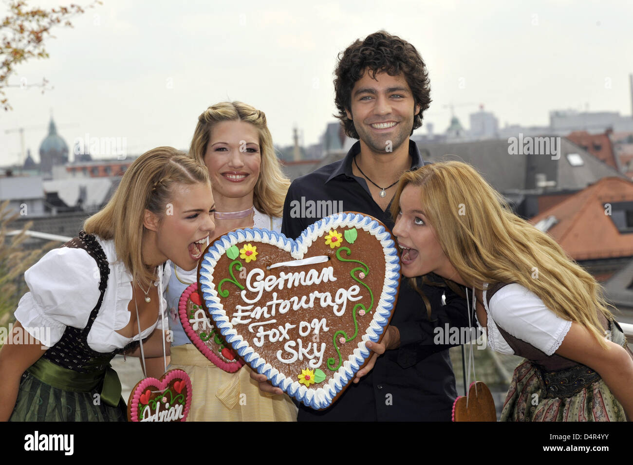 U.S. American actor Adrian Grenier and SKY presenter Jessica Kastrop (2-L) pose with two models at a press appointment in Munich, Germany, 28 September 2009. The channel ?FOX? broadcasted the first two episodes of a total of twelve episodes of the new series ?Entourage? on 25 September. PHOTO: VOLKER DORNBERGER Stock Photo